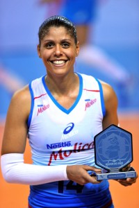 Diana recebe o troféu de MVP. <br />Foto: João Pires/Fotojump” width=”389″ height=”584″ /></a> Diana recebe o troféu de MVP. <br />Foto: João Pires/Fotojump</p>
<p>O Molico/Nestlé (SP) estreou com vitória no returno da Superliga feminina de vôlei 14/15. Nesta terça-feira (06.01), o time de Osasco (SP) passou pelo Maranhão/Cemar (MA) por 3 sets a 0, parciais de 25-16, 25-23 e 25-17, em 1h21 de jogo, no ginásio José Liberatti, em Osasco (SP). Dentil/Praia Clube (MG) e São Cristóvão Saúde/São Caetano (SP) também conseguiram resultados positivos na primeira rodada do segundo turno.</p>
<p>O resultado manteve o Molico/Nestlé (SP) na terceira colocação da classificação geral, com 32 pontos (11 vitórias e duas derrotas). O Rexona-Ades lidera com 35 (12 resultados positivos) e o Sesi-SP aparece na segunda colocação também com 32 pontos (11 vitórias e um resultado negativo), porém com uma derrota a menos que o time de Osasco. Já o Maranhão/Cemar segue na 12ª colocação, com uma vitória.</p>
<p>A levantadora <strong>Diana</strong>, do Molico/Nestlé, brilhou no duelo e ficou com o Troféu VivaVôlei ao ser eleita a melhor do confronto. Apesar da derrota, o Maranhão/Cemar teve a maior pontuadora do duelo, a oposto <strong>Eli Paulino,</strong> com 15 acertos. Pelo lado do time da casa, a central <strong>Adenízia</strong> foi a maior pontuadora, com 14.</p>
<p>Ao final do jogo, a levantadora Diana comentou a atuação da equipe de Osasco e a responsabilidade de substituir a campeã olímpica <strong>Dani Lins.</strong> “Estou feliz pela oportunidade que o Luizomar está me concedendo. Torço muito pela recuperação da Dani Lins, mas estou à disposição para ajudar e para isso que fui contratada. Eu tenho amadurecido e o grupo tem sido ótimo comigo. Dedico esse Troféu VivaVôlei às minhas companheiras pela força e dedicação dentro de quadra. A Superliga é longa e temos de focar bastante nos detalhes. Precisamos ficar atentas aos erros que ainda estamos cometendo e reduzí-los. Começar o segundo turno com uma vitória é muito importante”, disse a jogadora.</p>
<p>As duas equipes só voltarão à quadra na próxima semana pela Superliga. O Molico/Nestlé jogará com o Rio do Sul/Equibrasil (SC) no dia 12, às 21h, no Rio do Sul (SC). Já o Maranhão/Cemar tentará a reabilitação contra o Sesi-SP no dia 13, às 20h15, no Castelinho, em São Luís (MA).</p>
<p>No <strong>Molico/Nestlé</strong> jogaram e marcaram Diana (4), Ivna (11), Gabi (10), Samara (12), Adenízia (14), Lara (5) e a líbero Camila Brait. Técnico: Luizomar de Moura</p>
<p>No <strong>Maranhão/Cemar</strong> – jogaram e marcaram Ana Maria (2), Nikolle (9), Adri (9), Eli (15), Larissa (4), Priscila (5) e a líbero Fernanda Oliveira. Entraram: Talita, Pully, Perê (2) e a líbero Fernanda Aparecida. Técnico: Chicão</p>
<div class=