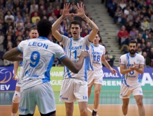 Anderson e León estão entre os melhores atacantes do mundo (<br />Foto: Divulgação/CEV)” width=”300″ height=”227″ /></a> Anderson e León estão entre os melhores atacantes do mundo (<br />Foto: Divulgação/CEV)</p>
<p>Não será nada fácil a vida do líbero Mario Jr. nos playoffs da Champions League masculina. É que o time dele, o Piacenza (Itália) terá pela frente ninguém menos que o Zenit Kazan, equipe russa que conta com feras como o americano Anderson, o cubano León e o russo Spiridonov, mais conhecido no Brasil como “Tintin”.</p>
<p>O time italiano tentará responder a todo esse poderio ofensivo através de outro cubano, Raydel Poey, além do veterano Samuele Papi. O primeiro duelo será disputado na Itália entre os dias 10 e 12 de fevereiro. A volta, na Rússia, será entre 17 e 19 do mesmo mês. Quem vencer, encara o melhor de Halkbank Ankara (Turquia) x Belogorie Belgorod (Rússia).</p>
<p>Sede do Final Four, o Berlin Recycling Volleys (Alemanha) já entrará diretamente nas semifinais da disputa.</p>
<p><strong>Confira os outros duelos dos Playoffs 12 da Champions masculina:</strong></p>
<p>VfB Friedrichshafen (Alemanha) x Asseco Resovia Rzeszów (Polônia)<br />
Tomis Constanţa (Romênia) x Lokomotiv Novosibirsk (Rússia)<br />
(os vencedores se enfrentam na próxima fase)</p>
<p>Jastrzębski Węgiel (Polônia) x Sir Safety Perugia (Itália)<br />
Cucine Lube Treia (Itália) x PGE Skra Bełchatów (Polônia)<br />
(os vencedores se enfrentam na próxima fase)</p>
<!--[googlesitekit-end-of-content]-->
<div class=