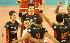 Canoas surpreendeu o Sesi pouco antes do Natal e avançou na Copa Brasil (<br />Foto: Divulgação/Sesi)” width=”300″ height=”186″ /></a> Canoas surpreendeu o Sesi pouco antes do Natal e avançou na Copa Brasil (<br />Foto: Divulgação/Sesi)</p>
<p>Depois de passarem pela primeira rodada da Copa Brasil masculina, Vôlei Canoas e Ziober Maringá terão novos desafios pela segunda etapa da competição nesta quarta-feira (14). Enquanto o time gaúcho jogará contra o Minas às 19h30 (horário de Brasília), a equipe paranaense terá o Taubaté/Funvic como adversário, às 20 horas. As duas partidas respectivamente em Belo Horizonte (MG) e Taubaté (SP).</p>
<p>A segunda rodada classificará os semifinalistas – o terceiro sairá do confronto entre Sada Cruzeiro e UFJF, na quinta-feira (15), e o quarto será o Brasil Kirin, sede da fase final da competição, que acontecerá entre os dias 22 e 24 de janeiro, em Campinas (SP).</p>
<p>Para estar no interior paulista, as equipes que entram em quadra amanhã precisam de uma vitória por qualquer placar. O Minas, quarto colocado no primeiro turno da Superliga 2014/2015, folgou na primeira rodada e o Canoas surpreendeu o Sesi. Agora, o confronto será na casa do mais bem colocado ao fim do turno.</p>
<p>O levantador <strong>Everaldo</strong>, um dos mais experientes do grupo minastenista, espera contar com a concentração para assegurar o resultado positivo nesta quarta-feira (14).</p>
<p>“O time do Canoas está em uma crescente muito grande e o elenco inteiro está muito bem, sem depender apenas do Dennis. Os ponteiros estão jogando bem e toda a equipe está arrumada. Por isso, temos que concentrar bastante na nossa virada de bola para conseguir alcançar o nosso objetivo. Queremos muito e vamos lutar muito por essa vitória para que o Minas siga adiante na Copa Brasil”, explicou o armador.</p>
<p>Pelo lado do Vôlei Canoas, o também levantador <strong>Evandro</strong> conta com o bom momento do seu time na Superliga para conseguir um excelente resultado e tornar a equipe mais conhecida.</p>
<p>“Estamos bem motivados depois de três vitórias consecutivas na Superliga e também porque essa é uma competição que pode nos dar a oportunidade de dois jogos com transmissão, o que seria muito bom para os nossos patrocinadores e para o voleibol. O Minas tem feito uma boa campanha, conseguido grandes vitórias e acredito, até, que seja o favorito, mas nós estamos trabalhando para mudar essa situação e conseguirmos o resultado positivo”, disse Evandro.</p>
<p>Também mais bem classificado que os rivais ao fim do turno da Superliga, o Taubaté tem a vantagem de jogar em casa nesta partida decisiva. O fato de estar diante de sua fanática torcida anima o grupo do Vale do Paraíba. Para o líbero <strong>Felipe</strong>, essa será uma oportunidade que precisará ser bem aproveitada.</p>
<p>“Nosso time é muito forte e ganha ainda mais força jogando em casa. Nossa torcida é especial e nos apoia o tempo todo, como todos viram no último jogo pela Superliga, contra o Sada Cruzeiro. Sabemos que o Ziober Maringá tem um time muito bom, com jogadores experientes, mas estamos determinados a conseguir essa vaga para as semifinais da Copa Brasil”, afirmou Felipe.</p>
<p>O Ziober Maringá sabe que enfrentará dificuldades, mas o líbero <strong>Tiago Brendle</strong> garante que seu time está disposto a assegurar o resultado positivo.</p>
<p>“Sabemos que vai ser um jogo duro, já que o Taubaté vem de uma partida muito boa contra o Sada e, em casa, eles ficam ainda mais fortes. Mas nós estamos vindo de um momento bom e queremos aproveitar isso, fazer valer o nosso ritmo para seguir para a fase final da competição, em Campinas”, comentou o defensor.</p>
<div class=