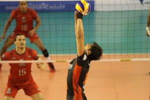Evandro é um dos destaques do Canoas nessa temporada (<br />Foto: Divulgação/CBV)” width=”300″ height=”200″ /></a> Evandro é um dos destaques do Canoas nessa temporada (<br />Foto: Divulgação/CBV)</p>
<p>Os gaúchos do Vôlei Canoas terão um adversário motivado em partida válida pela sexta rodada do returno da Superliga masculina de vôlei 2014/2015. Nesta quarta-feira (28), a equipe receberá, às 21 horas (horário de Brasília), no ginásio Poliesportivo La Salle, o Brasil Kirin, que no último sábado ficou com a medalha de prata na Copa Brasil. O SporTV transmitirá ao vivo.</p>
<p>Na classificação geral da Superliga masculina, o time de Campinas aparece em terceiro lugar, com 36 pontos (12 vitórias e quatro derrotas). A equipe de Canoas está na sétima posição, com 22 (sete resultados positivos e oito negativos). O Sada Cruzeiro lidera a tabela, com 44 pontos. No primeiro turno, o Brasil Kirin levou a melhor e venceu o Vôlei Canoas por 3 sets a 0.</p>
<p>O levantador do time da casa, <strong>Evandro</strong>, está confiante para o duelo desta quarta-feira. O jogador lembra que a equipe gaúcha chega embalado para a partida, depois de uma boa vitória sobre o Minas Tênis Clube na última rodada da Superliga por 3 sets a 1.</p>
<p>“Será um jogo difícil, pois mesmo com as contusões do <strong>Wallace</strong>, do <strong>Alan</strong> e do <strong>Michael</strong>, o time campineiro chegou à decisão da Copa Brasil. No entanto, nós também estamos em uma boa fase e temos treinado bastante para essa partida. Evoluímos como equipe ao longo da Superliga e sabemos da importância desses jogos no segundo turno. O confronto desta quarta-feira tem tudo para ser um grande duelo”, analisou o atleta.</p>
<p>Pelo lado do Brasil Kirin, o levantador <strong>Sandro</strong> comentou sobre a evolução da equipe adversária na Superliga e garantiu que o time paulista está pronto para conseguir mais uma vitória.</p>
<p>“É sempre difícil jogar em Canoas. A torcida apoia o time deles o tempo todo. O Vôlei Canoas não começou bem a Superliga, mas vem numa crescente e evoluiu bastante nos últimos jogos. Temos que entrar em quadra bem focados porque será um jogo equilibrado. Nossa equipe vem com alguns desfalques e isso fez com que o grupo se superasse, como fizemos na Copa Brasil. Temos todas as condições de fazer um bom jogo e conquistar essa vitória”, afirmou.</p>
<p><strong>Outros jogos</strong></p>
<p>A sexta rodada do returno terá outros três jogos nesta quarta-feira. O Minas Tênis Clube receberá o São José dos Campos, às 19h30, na Arena Minas, em Belo Horizonte. Já o São Bernardo Vôlei duelará com o Sesi-SP, às 19h, em São Bernardo do Campo.</p>
<p>O Taubaté/Funvic, campeão da Copa Brasil, terá pela frente o Voleisul/Paquetá Esportes, às 20h, no ginásio do Abaeté, em Taubaté.</p>
<div class=