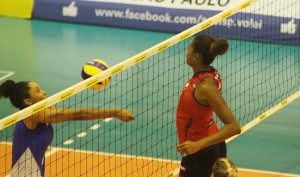 Fabiana agora quer Sesi focado na Superliga (<br />Foto: Divulgação/CBV)” width=”300″ height=”177″ /></a> Fabiana agora quer Sesi focado na Superliga (<br />Foto: Divulgação/CBV)</p>
<p>Capitã do Sesi e da seleção brasileira feminina de vôlei, <strong>Fabiana Claudino</strong> fez questão de reconhecer os méritos do Pinheiros na vitória na decisão da Copa Brasil. A central destacou a força das adversárias nos momentos decisivos da disputa.</p>
<p>“Foi um bom jogo. O Pinheiros está de parabéns pela vitória. Elas se superaram na parte final da partida”, comentou a atleta.</p>
<p>Essa é a segunda vez seguida que o Sesi chega à decisão da Copa Brasil e fica com o vice – em 2014, o algoz da equipe foi o Molico Osasco.</p>
<p>“Chegamos em mais uma final, mas o título não veio. Agora, temos que pensar na sequência da Superliga”, afirmou Fabiana.</p>
<p>Na Superliga 2014/2015, o Sesi é o atual segundo colocado, com 38 pontos, mesmo número do Rexona-AdeS, que possui uma partida a menos e também leva vantagem nos critérios de desempate. O próximo compromisso do time é na sexta-feira (23), contra o Rio do Sul/Equibrasil fora de casa.</p>
<!--[googlesitekit-end-of-content]-->
<div class=