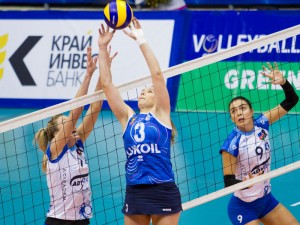 Fabíola mostrou bom entrosamento com as atacantes russas (<br />Foto: Divulgação/CEV)” width=”300″ height=”225″ /></a> Fabíola mostrou bom entrosamento com as atacantes russas (<br />Foto: Divulgação/CEV)</p>
<p>Depois de perder a partida de ida das quartas-de-final da CEV Cup, o Dínamo Krasnodar conseguiu reverter o confronto contra o Lokomotiv Baku e está na próxima fase da competição, denominada “Challenge Phase”. Jogando em casa, o time das brasileiras <strong>Fabíola</strong> e <strong>Fernanda Garay</strong> se classificou ao vencer por 15-13 o Golden Set, jogado após vitória por 25-14, 25-19 e 25-17.</p>
<p>De acordo com as regras da segunda disputa de clubes mais importante da Europa, o Dínamo precisava triunfar por 3 a 0 ou 3 a 1 para forçar o set extra, uma vez que havia perdido a partida de ida em três parciais. Embalado por mais de três mil torcedores no ginásio russo, o Krasnodar passeou nos três primeiros sets. Na hora decisiva, porém, o time do Azerbaijão cresceu e quase acabou com a festa.</p>
<p>Mesmo tendo marcado apenas dez pontos no duelo, Garay teve participação decisiva, sendo a melhor jogadora de passe, com 42% de recepções perfeitas. Ela ainda fez quatro pontos de bloqueio, incluindo o decisivo.</p>
<p>Fabíola, por sua vez, fez três pontos e mostrou bom entrosamento com <strong>Sokolova</strong>, responsável por 15 pontos e <strong>Tatiana Kosheleva</strong>, que colocou 20 bolas no chão. A ucraniana <strong>Marina Maryukhnich</strong> também se destacou, com 16 acertos, sendo a metade no bloqueio. A maior pontuadora, no entanto, foi uma jogadora do Baku: <strong>Aneta Havlickova</strong>, com 21 pontos.</p>
<p>Agora, o Krasnodar espera a definição dos terceiros colocados da fase de grupos da Champions League para saber quem será o seu próximo adversário. Os confrontos serão realizados nas duas primeiras semanas de março.</p>
<p>Além da equipe russa, outro time que garantiu sua classificação na CEV Cup é o Béziers Volley (França), que derrotou o Naturhouse Ciudad de Logroño (Espanha), com dois 3 a 0 (25-20, 25-23 e 25-16 fora e 25-18, 25-14 e 25-20 em casa).</p>
<div class=