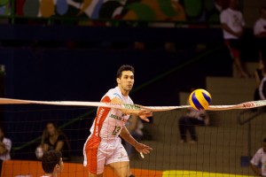 Bravo promete fazer de tudo para conquistar vaga na final (<br />Foto: Divulgação/Brasil Kirin)” width=”300″ height=”200″ /></a> Bravo promete fazer de tudo para conquistar vaga na final (<br />Foto: Divulgação/Brasil Kirin)</p>
<p>Capitão do Vôlei Brasil Kirin, <strong>João Paulo Bravo</strong> está confiante para o duelo contra o Minas, em partida válida pela semifinal da Copa Brasil nessa quinta (22), às 19h30 (horário de Brasília), em Campinas. O atleta, inclusive, comandou uma conversa com todo o elenco sobre a postura que deverá ser adotada no duelo.</p>
<p>“Tivemos uma reunião muito produtiva e estamos prontos para o que der e vier. O Minas está em uma boa fase, mas nossa garra e a torcida vão fazer a diferença no confronto. Entraremos para conquistar essa vaga na final e faremos de tudo para que esse objetivo seja alcançado”, garantiu o ponteiro.</p>
<p>Pelo lado do Minas, a confiança também está em alta, garante o técnico <strong>Nery Tambeiro</strong>.</p>
<p>“São equipes de muita qualidade, que têm demonstrado isso durante toda a temporada. Temos um desafio muito grande. Vamos enfrentar, na semifinal, uma equipe forte, muito bem treinada e que ainda tem o apoio do torcedor. Temos de estar motivados e determinados para conseguir nosso objetivo. Somos a equipe de menor investimento entre os finalistas, mas vamos com muita vontade de vencer, e isso os jogadores vão demonstrar em quadra”, afirmou o técnico.</p>
<p>Os ingressos para Vôlei Brasil Kirin x Minas Tênis Clube podem ser adquiridos na bilheteria do ginásio do Taquaral, mediante a troca por um quilo de alimento nesta quarta (21) entre 12h e 20h. Na quinta-feira (22), dia da partida, as bilheterias abrem a partir das 10h e assim permanecem até a hora do duelo.</p>
<p>A outra semifinal da Copa Brasil também será na quinta (22), entre Sada Cruzeiro e Taubaté/Funvic, às 21h30.</p>
<!--[googlesitekit-end-of-content]-->
<div class=