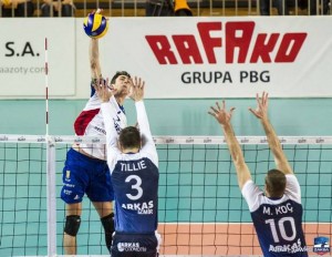 Loh vem fazendo boa temporada na Polônia (<br />Foto: Divulgação)” width=”300″ height=”232″ /></a> Loh vem fazendo boa temporada na Polônia (<br />Foto: Divulgação)</p>
<p>Atuando no voleibol polonês, o atacante brasileiro <strong>Lucas Loh</strong> ajudou o Zaksa Kedzierzyn-Kozle a conseguir uma importante vitória na CEV Cup. Em partida válida pelas quartas-de-final da competição, o time bateu o Arkas Izmir (Turquia), do oposto canadense <strong>Gavin Schmitt</strong>, por 3 sets a 0, parciais de 25-23, 27-25 e 25-17.</p>
<p>O ex-jogador do Minas foi o destaque da partida, sendo o maior pontuador com 15 acertos (um ace) e chegando a 60% de aproveitamento no saque. Além disso, a recepção do brasileiro também foi a maior do time: 53%.</p>
<p>O jogo de volta será na casa do adversário no dia 22 de janeiro e, caso o Zaksa vença por qualquer placar, estará na final four da CEV Cup.</p>
<p>Nas outras partidas dessa fase da disputa, o Dínamo Moscou (Rússia) bateu o Toulouse (França) por 3 a 2 (22-25, 25-22, 25-15, 22-25 e 18-16), o Istanbul (Turquia) fez 3 a 0 (25-22, 25-29 e 27-25) no Asse-Lennik (Bélgica) e o Trentino (Itália) passou pelo Craoiva (Romênia) em sets diretos (27-255, 25-22 e 25-19).</p>
<div class=