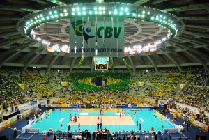 Com acordo garantido, preparação para a Olimpíada do Rio não será afetada (<br />Foto: Divulgação/CBV)” width=”300″ height=”201″ /></a> Com acordo garantido, preparação para a Olimpíada do Rio não será afetada (<br />Foto: Divulgação/CBV)</p>
<p>Abalada pelas denúncias de corrupção durante a gestão de <strong>Ary Graça</strong>, a CBV (Confederação Brasileira de Vôlei) espantou de vez nesta segunda-feira (19) qualquer possibilidade de perder seu principal patrocinador, o Banco do Brasil. Através de comunicado oficial, as duas entidades anunciaram que foram feitos aditivos ao contrato original, o que permitiu às partes reafirmar a parceria.</p>
<p>Em dezembro, o Banco do Brasil suspendeu os pagamentos à CBV por conta dos cerca de R$ 30 milhões em desvios apontados pela Corregedoria Geral da União (CGU) e pela rede de televisão “ESPN”. De acordo com o banco, a continuidade do contrato, válido até 2017, estava condicionada a mudanças na administração da Confederação.</p>
<p>A partir de então, a CBV disse trabalhar para a implantar um novo modelo de gestão com maior controle dos recursos pela comunidade do voleibol e pelo patrocinador e a promessa foi aceita. Nos aditivos assinados constam a implantação de um Comitê de Apoio ao Conselho Diretor da CBV com participação de representantes da comunidade do voleibol, implantação de regras de contratações, reformulação do Conselho Fiscal, definição de parâmetros na destinação do bônus de performance aos atletas, criação da Ouvidoria da CBV e o compromisso de buscar ressarcir os valores pagos de serviços sem comprovação de execução.</p>
<p>A CBV assumiu junto ao Banco do Brasil o compromisso de que todos os itens dos aditivos sejam implementados em 90 dias. Dessa forma, estarão garantidos os recursos para a preparação tanto do vôlei indoor quanto de praia para a Olimpíada de 2016, no Rio de Janeiro.</p>
<p>Presidente da CBV, <strong>Walter Pitombo Larangeiras</strong> comemorou a continuidade do contrato. “A CBV nunca pensou em encerrar o patrocínio, mas tínhamos ciência de que precisávamos racionalizar gastos, melhorar o controle e uma gestão que pudesse gerar ainda mais conquistas, ainda mais desenvolvimento e ainda mais orgulho aos brasileiros. Nós temos esse compromisso não só com o Banco do Brasil, mas com nossos outros parceiros, nossos atletas, e o mais importante, o compromisso com o amante do voleibol brasileiro”, afirmou.</p>
<p>O atual contrato entre CBV e Banco do Brasil prevê o pagamento de R$ 350 milhões entre 2012 e 2017.</p>
<div class=