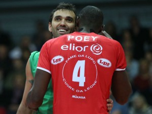 Mario Jr comemora ponto com o cubano Poey (<br />Foto: Divulgação/CEV)” width=”300″ height=”225″ /></a> Mario Jr comemora ponto com o cubano Poey (<br />Foto: Divulgação/CEV)</p>
<p>Em duelo decisivo para as pretensões do Piacenza em seguir vivo na disputa pelo título da Champions League, a equipe do líbero <strong>Mario Júnior</strong> não decepcionou. Jogando em casa nessa terça-feira (20), o clube italiano garantiu vaga nos playoffs da disputa ao bater o Knack Roeselare (Bélgica) por 3 sets a 1, parciais de 21-25, 25-18, 25-18 e 25-20.</p>
<p>Com o resultado, o time chegou ao décimo ponto em cinco partidas, ocupando a segunda colocação no grupo A, empatado com o Tomis Constanta (Romênia), que possui um jogo a menos. A equipe italiana, porém, não pode ser mais ultrapassada, já que o Roeselare tem cinco pontos e apenas uma partida a fazer, enquanto o Dragons Lugano (Suíça), que ainda possui dois compromissos, é o lanterninha, com um.</p>
<p>Mario Junior teve 33% de recepções perfeitas e viu seu companheiro de equipe, o cubano <strong>Raidel Poey</strong> ser o maior pontuador do jogo, com 20 acertos.</p>
<!--[googlesitekit-end-of-content]-->
<div class=
