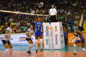 Rexona é o único time ainda invicto na Superliga (<br />Foto: Divulgação/CBV)” width=”300″ height=”199″ /></a> Rexona é o único time ainda invicto na Superliga (<br />Foto: Divulgação/CBV)</p>
<p>Pinheiros, Molico e Sesi. Nos últimos dias, nenhum deles havia sido páreo para a Camponesa/Minas. Faltava o Rexona-AdeS, atual campeão da Superliga e adversário dessa sexta-feira (30). E, ao menos por enquanto, vai continuar faltando: apesar de ter dado muito trabalho, o time de Belo Horizonte não foi capaz de superar as cariocas, em partida encerrada por 3 sets a 2, parciais de 23-25, 25-22, 25-19, 20-25 e 15-7.</p>
<p>Um dos nomes mais importantes da nova geração do voleibol brasileiro, a ponteira <strong>Gabi</strong> mais uma vez provou o seu valor e terminou o jogo com ótimos 30 pontos (27 de ataque e três do bloqueio). Com essa respeitável atuação, não teve jeito: ela ficou com o Troféu Viva Vôlei, dedicado a quem melhor se apresentou.</p>
<p>Com o resultado positivo, a equipe comandada pelo técnico <strong>Bernardinho</strong> permanece na liderança da disputa, com 46 pontos e ainda sem derrotas. Já o Minas suspende temporariamente sua ascensão na tabela, ficando nos 31 pontos e na sexta colocação. Foi o fim da sequência de cinco vitórias consecutivas, que mostrou clara evolução após a chegada da bicampeã olímpica <strong>Jaqueline</strong>.</p>
<p>Jaque, aliás, também brilhou com 25 pontos (21 de ataque, três de bloqueio e um de saque), mas não foi o suficiente.</p>
<p>“Hoje jogamos como uma verdadeira equipe. Todas foram determinantes para a virada e a vitória. Estou muito feliz”, comentou Gabi. Jaque ressaltou a força das companheiras. “Nossa equipe é inferior, temos consciência disto, mas temos muita vontade. Jogo de 3 x 2, com uma equipe invicta mostra isto”, destacou.</p>
<p>Agora, o Minas vai em busca da reabilitação contra o São José dos Campos, no dia 10 de fevereiro, às 19h30, na Arena Minas. Já o Rexona disputa o Sul-americano na semana que vem e, na volta ao torneio nacional, pega o Uniara/Afav fora de casa no dia 11, às 20 horas.</p>
<p><strong>Molico</strong></p>
<p>O Molico Osasco, por sua vez, não teve maiores problemas em confirmar seu favoritismo para cima do São Bernardo, fazendo 25-22, 25-13 e 25-15 no ginásio José Liberatti. A cubana <strong>Carcaces</strong> foi eleita a melhor em quadra, mas o posto de maior pontuadora ficou com Thaisa, responsável por diversos acertos.</p>
<p>Responsável por três aces, <strong>Carcaces</strong> comemorou seu desempenho no saque. “Estava na hora do saque entrar porque estou treinando bastante. Tanto o<strong> Luizomar</strong> (de Moura, técnico) quanto o<strong> Jefferson</strong> (Arosti, assistente) me deram segurança para continuar executando meu saque. Me senti bem e saquei forte”, afirmou a cubana.</p>
<p>Com o resultado, o Molico chegou aos 40 pontos e continua na terceira posição com 14 vitórias e três derrotas.</p>
<div class=