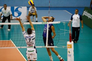 Título do Taubaté na Copa Brasil não intimidou o São José (<br />Foto: Divulgação/CBV)” width=”300″ height=”200″ /></a> Título do Taubaté na Copa Brasil não intimidou o São José (<br />Foto: Divulgação/CBV)</p>
<p>De um lado, o vice-líder da Superliga masculina de vôlei. Do outro, o vice-lanterna. Vitória fácil? Que nada! Mostrando muita força, o São José complicou bastante o duelo regional contra o Funvic/Taubaté na noite desse sábado (31) e só caiu por 3 sets a 2, parciais de 22-25, 25-21, 18-25, 25-20 e 15-13.</p>
<p>Apesar da derrota, o São José ao menos saiu com um ponto de quadra, chegando aos 10 na classificação – ainda assim, equipe está distante do primeiro rival acima na tabela, a UFJF, que soma 17. Os campeões da Copa Brasil, por sua vez, estão com 40, dez atrás do líder Sada Cruzeiro.</p>
<p>Respectivamente com 19 e 17 pontos, <strong>Maicon</strong> e <strong>Kaio</strong> foram os destaques do São José – o primeiro, inclusive, conseguiu oito pontos de bloqueio. Pelo lado de Taubaté, o capitão <strong>Dante</strong> e o oposto <strong>Lorena</strong> foram aqueles que “seguraram as pontas”, com 20 pontos cada.</p>
<p><strong>Mais jogos</strong></p>
<p>Outra partida desta rodada que precisou de tie-break foi a entre Montes Claros e Ziober Maringá, que terminou com vitória dos paranaenses por 20-25, 27-25, 25-20, 18-25 e 15-12. O oposto do time vencedor, <strong>Rivaldo</strong>, foi o maior pontuador, com 24 acertos, e o ponteiro <strong>Diogo</strong> faturou o Troféu VivaVôlei de melhor da partida.</p>
<p>O resultado positivo e a derrota do Vôlei Canoas renderam ao Maringá a ascensão de uma posição na tabela: apesar de os dois times terem 25 pontos, o Ziober agora é o sexto colocado nos critérios de desempate. Montes Claros, por sua vez, segue em oitavo, última posição que dá vaga para os playoffs, com 23 pontos.</p>
<p>Logo atrás do time do Norte de Minas estão duas equipes que se enfrentaram na noite desse sábado, o Voleisul/Paquetá Esportes (19 pontos) e UFJF (17). Mesmo com a partida sendo no Rio Grande do Sul, quem saiu com a vitória foi o grupo de Juiz de Fora, que conseguiu parciais de 20-25, 25-22, 25-22 e 25-14, com destaque para <strong>Bergamo</strong>, eleito o melhor do duelo.</p>
<div class=