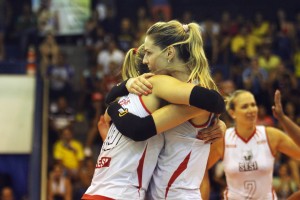 Sesi quer vingar derrota na final da Copa Brasil 2014 (<br />Foto: Divulgação/CBV)” width=”300″ height=”200″ /></a> Sesi quer vingar derrota na final da Copa Brasil 2014 (<br />Foto: Divulgação/CBV)</p>
<p>Se a temporada 2013/2014 já havia deixado claro que a era de domínio de Rio e Osasco no voleibol feminino brasileiro estava no fim, a 2014/2015 tem tudo para ser o início dos novos tempos. Depois de o Pinheiros derrotar o Rexona-Ades, o Sesi conquistou a segunda vaga na final da Copa Brasil ao fazer 3 sets a 0 sobre o Molico, com parciais de 26-24, 25-20 e 25-18.</p>
<p>Desfalcado de duas de suas principais jogadoras, a levantadora <strong>Dani Lins</strong> e a central <strong>Thaísa</strong>, o Osasco bem que se esforçou para continuar na busca de mais um título, mas acabou sendo dominado pelas rivais. No início da partida, a equipe de <strong>Luizomar de Moura</strong> até conseguiu abrir uma boa vantagem, mas tomou a virada e não se recuperou.</p>
<p>Com isso, a Copa Brasil terá um campeão inédito, com o Sesi entrando em quadra com um leve favoritismo por estar fazendo uma campanha melhor e já ter batido o Pinheiros na fase classificatória da Superliga. As jogadoras da equipe da Vila Leopoldina, porém, sabem que não podem relaxar.</p>
<p>“Foi uma vitória muito importante, a gente sabia da dificuldade da semifinal, mas estudamos bem o adversário e conseguimos ganhar. A final será outro jogo difícil”, comentou a central <strong>Bia</strong>, um dos destaques do confronto. “Ano passado fomos derrotamos na final e agora vamos pra cima do Pinheiros”, prometeu.</p>
<p>O técnico <strong>Talmo de Oliveira</strong>, por sua vez, elogiou o próximo adversário. “Temos que preparar tudo de novo e concentrar no time do Pinheiros. É preciso estar focado porque é uma equipe muito boa, muito jogueira”, afirmou.</p>
<p>A decisão entre Sesi e Pinheiros será às 19 horas (horário de Brasília), em Cuiabá (MT).</p>
<div class=