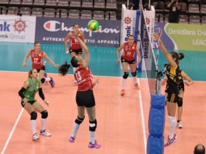 Sheilla é a única brasileira da equipe turca (<br />Foto: Divulgação/CEV)” width=”300″ height=”225″ /></a> Sheilla é a única brasileira da equipe turca (<br />Foto: Divulgação/CEV)</p>
<p>Um mês depois de perder a invencibilidade na Champions League para o RC Cannes, o Vakifbank se vingou do time francês. Mesmo jogando fora de casa, o time comandado por Giovanni Guidetti bateu as rivais nesta terça-feira (13) por 3 sets a 0, parciais de 25-11, 25-22 e 25-12.</p>
<p>Oposta da equipe turca, a brasileira <strong>Sheilla Castro</strong> foi a responsável por 12 pontos na partida, mesmo número obtido pela holandesa <strong>Robin De Krujf</strong>. Com 15, a sérvia <strong>Milena Rasic</strong> foi a maior pontuadora em quadra.</p>
<p>O resultado faz com que o Vakifbank chegue aos nove pontos no grupo E da competição, dois a mais que o Cannes. Em terceiro, aparece o Piacenza, com quatro. O Partizan Beograd, com apenas um, é o lanterninha – ambos os times, porém, possuem um jogo a menos que os ponteiros.</p>
<p>O próximo compromisso da equipe de Istambul no torneio continental será no dia 21, contra o Piacenza, na Turquia.</p>
<!--[googlesitekit-end-of-content]-->
<div class=
