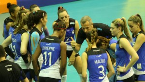 Pinheiros derrotou o Minas no primeiro turno (<br />Foto: Divulgação/CBV)” width=”300″ height=”169″ /></a> Pinheiros derrotou o Minas no primeiro turno (<br />Foto: Divulgação/CBV)</p>
<p>Mal deu tempo para comemorar. Depois de faturar o título da Copa Brasil no último sábado (17), o Pinheiros já volta à quadra nessa terça-feira (20), dessa vez em partida válida pela Superliga feminina de vôlei. O adversário será a Camponesa/Minas, em partida programada para 19h30 (horário de Brasília), no ginásio Henrique Villaboim, em São Paulo (SP).</p>
<p>Atualmente quarto colocado na classificação, o Pinheiros soma 28 pontos, contra 22 do Minas, o sétimo. na visão da levantadora <strong>Macris</strong>, a taça conquistada em Cuiabá é um belo incentivo para ela e suas companheiras de equipe.</p>
<p>“Ter vencido esta competição motivou muito e mostrou a força que o nosso grupo tem para brigar por uma posição melhor na Superliga. Todo o trabalho que estamos fazendo, enfrentando as dificuldades é a prova de que somos capazes de lutar e buscar cada vez mais coisas melhores”, comentou a atleta, que conta com o incentivo da torcida. “São nossos grandes incentivadores. Acredito que teremos uma boa execução neste jogo contra o Minas e que será muito bom ter o carinho dos torcedores que sempre nos acompanham”, completou.</p>
<p>Pelo lado do Minas que vem de uma vitória importante sobre o Dentil/Praia Clube por 3 sets a 0, o treinador <strong>Marco Queiroga</strong>, destacou as estratégias do time para conseguir vencer o adversário fora de casa.</p>
<p>“Será mais um jogo muito importante para nós. Apesar de ser fora de casa, vamos buscar a vitória, para recuperar os pontos que perdemos em casa. Precisamos aproveitar as situações de saque e ter um bloqueio e uma defesa muito bons. Estes são os pré-requisitos iniciais para vencermos a partida. Temos de ter consciência que o adversário procura jogar com muita bola de velocidade e temos de ficar atentos a isso”, destacou o técnico do time mineiro.</p>
<div class=
