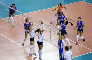 <br />Foto: Orlando Bento” width=”300″ height=”197″ /></a> <br />Foto: Orlando Bento</p>
<p> </p>
<p>Visando garantir mais um triunfo no returno da Superliga Feminina 2014/15, a Camponesa/Minas recebe, nesta terça-feira (24/02), às 19h30, o Rio do Sul/Equibrasil, na Arena Minas Tênis Clube. A vitória contra o time catarinense seria de grande importância para as pretensões minastenistas, já que a equipe chegaria à sétima vitória consecutiva no returno e se aproximaria ainda mais do Dentil/Praia Clube, atual quarto colocado na competição.</p>
<p> </p>
<p>Após vencer o Maranhão/Cemar, na noite da última sexta-feira (20/02), a Camponesa/Minas assumiu a quinta colocação da Superliga, com 37 pontos, ultrapassando o Pinheiros, com 36. Já o Rio do Sul/Equibrasil está em nono lugar na classificação, com 16 pontos. No encontro entre as equipes no primeiro turno, a equipe mineira saiu de quadra vitoriosa, por 3 sets a 0.</p>
<p> </p>
<p>Devido à posição do próximo adversário na tabela de classificação, a líbero <strong>Laís</strong> não espera jogo fácil na Arena. “O Rio do Sul está lutando para subir na tabela e ficar entre os oito primeiros. Nenhum jogo, a partir de agora, vai ser fácil. É final de campeonato e todo mundo quer entrar na zona de classificação”, destacou.</p>
<p> </p>
<p>Após enfrentar o Rio do Sul/Equibrasil, a Camponesa/Minas tem um desafio fora de casa, no dia 3 de março, às 20h, contra o Uniara/Afav, em Araraquara (SP).</p>
<p> </p>
<p><strong>Ingressos</strong></p>
<p> </p>
<p>O torcedor do Minas poderá comprar os ingressos para a partida, nesta terça-feira, a partir das 18h, nas bilheterias da Arena Minas Tênis Clube. Cada ingresso custa R$ 8,00. A meia-entrada é R$ 4,00, para estudantes, pessoas acima de 60 anos, crianças até 12 anos e associados do Clube, todos mediante apresentação de documento comprovatório. Os sócios poderão comprar as entradas antecipadamente, na Central de Atendimento do Minas I. O pagamento poderá ser em dinheiro ou debitado na fatura do condomínio.</p>
<!--[googlesitekit-end-of-content]-->
<div class=