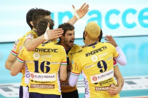 Modena está um ponto atrás do líder Trentino, mas possui um jogo a menos (<br />Foto: Divulgação/Modena)” width=”300″ height=”200″ /></a> Modena está um ponto atrás do líder Trentino, mas possui um jogo a menos (<br />Foto: Divulgação/Modena)</p>
<p>Dois jogadores da seleção brasileira masculina de vôlei estiveram frente a frente na rodada deste fim de semana no Campeonato Italiano masculino de vôlei. Defendendo o Modena, <strong>Bruno</strong> encarou o Piacenza do líbero <strong>Mario Jr.</strong> e se deu melhor, vencendo por 3 sets a 1, parciais de 25-15, 22-25, 25-18 e 25-21.</p>
<p>Titular, Bruno terminou a partida com seis pontos, sendo a metade deles em aces. Seu companheiro de equipe, o francês <strong>Earvin Ngapeth</strong> foi o maior pontuador da partida, com 18 acertos, um a mais do que o cubano <strong>Raidel Poey Romero</strong> conseguiu fazer para o Piacenza.</p>
<p>A vitória manteve o Modena na segunda posição do Campeonato Italiano, com 45 pontos. Com um jogo a mais que o time de Bruno, o Trentino lidera com 46 após bater o Ravenna, de <strong>Renan Buiatti</strong>, por 25-16, 25-20 e 25-17. Em mau dia, o brasileiro marcou apenas sete pontos. Quem também não se deu bem foi <strong>Vini</strong>, que fez 11 pontos na derrota do Revivre Milano para o Lube Banca Marche Treia por 18-25, 25-19, 27-25 e 25-19.</p>
<p>Precisando reverter um 3 a 0 contra o Dínamo Kazan na próxima quinta (19) para se manter vivo na Champions League, o Piacenza faz campanha ruim no Campeonato Italiano, ocupando apenas o nono lugar com 19 pontos conquistados. Já o Ravenna é o oitavo, com 25, enquanto o Milano, com seis, é o lanterninha.</p>
<!--[googlesitekit-end-of-content]-->
<div class=