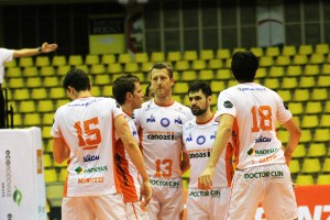 Canoas é o sétimo colocado na Superliga, com 25 pontos (<br />Foto: Alexandre Arruda/CBV)” width=”300″ height=”200″ /></a> Canoas é o sétimo colocado na Superliga, com 25 pontos (<br />Foto: Alexandre Arruda/CBV)</p>
<p>Derrotado pelo Sesi por 3 a 0 no último sábado (31), o Vôlei Canoas tentará a recuperação nesse segunda-feira (2), quando recebe o líder Sada Cruzeiro em casa. A partida, válida pela oitava rodada do returno, será disputada a partir de 18h30 (horário de Brasília), no ginásio Poliesportivo La Salle e terá transmissão ao vivo do canal SporTV.</p>
<p>Para este importante duelo, o central <strong>Gustavo Endres</strong> espera que seu time tenha agressividade no saque. Segundo o experiente jogador, essa é a forma ideal de buscar o resultado positivo contra um rival tão forte.</p>
<p>“Tivemos a primeira derrota no segundo turno, mas acredito que a nossa equipe continue em um bom momento na competição. Precisamos de pontos para garantir uma vaga no playoff e, para isso, precisamos forçar e acertar o saque o tempo todo”, comentou o jogador, que destaca o ponto positivo de enfrentar um time como o Sada. “Jogar contra o líder é sempre muito motivante, principalmente porque vamos estar em casa e, aqui, vai ser feriado de Nossa Senhora dos Navegantes, ou seja, vamos ter ginásio cheio. Estamos todos muito animados para esse jogão”, afirmou.</p>
<p>O líbero do Sada Cruzeiro,<strong> Serginho</strong>, elogiou os resultados do seu time, mesmo diante de uma série complicada. “Viemos de uma sequência muito desgastante, três jogos em cinco dias é pesado. Mas temos feito bons jogos, com placares de 3 a 0 ou 3 a 1. Isso foi importante para chegarmos mais inteiros nessa última partida da sequência”, analisou.</p>
<p>Também experiente e um dos líderes do time cruzeirense, o líbero sabe das dificuldades que o grupo enfrentará. “Agora vamos enfrentar um adversário que vem crescendo muito e com a volta do Dennis fica ainda mais difícil jogar contra o Canoas. Espero que a gente consiga colocar em quadra o ritmo dos últimos jogos para vencer mais uma”, concluiu o jogador.</p>
<div class=