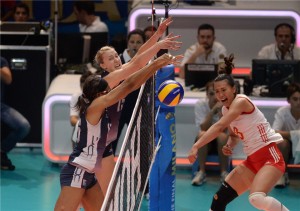 Na decisão do Mundial, americanas bateram as chinesas por 3 a 1 (<br />Foto: Divulgação/FIVB)” width=”300″ height=”211″ /></a> Na decisão do Mundial, americanas bateram as chinesas por 3 a 1 (<br />Foto: Divulgação/FIVB)</p>
<p>A decisão do último Mundial feminino de vôlei terá uma reedição em breve. Ou melhor: quatro reedições. É que nessa segunda-feira (2), a Federação norte-americana anunciou o acerto de uma série de amistosos contra a China no meio do ano.</p>
<p>As partidas serão realizadas em 5 e 6 de junho no Havaí e 9 e 11 em local ainda a ser anunciado. “Estamos entusiasmados em trazer a seleção chinesa para cá em 2015. Elas são uma equipe jovem e forte e a final do Mundial foi uma batalha que testou os dois times”, comentou o técnico americano, o ex-jogador <strong>Karch Kiraly</strong>.</p>
<p>A técnica chinesa <strong>Lang Ping</strong> também comemorou a chance. “Será uma ótima oportunidade para desenvolver nossas novas jogadoras”, destacou.</p>
<p>No ano passado, os Estados Unidos convidaram a seleção brasileira para os quatro amistosos preparatórios para a temporada de seleções – na ocasião, as donas da casa conseguiram quatro vitórias.</p>
<!--[googlesitekit-end-of-content]-->
<div class=
