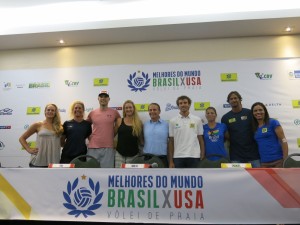 Jogos reunião a nata dos dois países (<br />Foto: Divulgação/CBV)” width=”300″ height=”225″ /></a> Jogos reunião a nata dos dois países (<br />Foto: Divulgação/CBV)</p>
<p>A praia de Copacabana, na zona Sul do Rio de Janeiro, poderá sentir um pouco do clima olímpico em uma prévia do que serão os Jogos de 2016. É que o Desafio ‘Melhores do Mundo: Brasil x EUA’ de vôlei de praia começa a partir desta quinta-feira (26), justamente no palco que receberá a competição mais importante do esporte. Nesta quarta (25), na apresentação do evento, os atletas brasileiros destacaram a importância da competição como preparação para o Circuito Mundial e, consequentemente, ciclo olímpico.</p>
<p><strong>Ricardo</strong>, que disputa vaga em busca de sua quinta Olimpíada, destacou o nível dos atletas selecionados pelos dois países e lembrou que o confronto marca a maior rivalidade do vôlei de praia mundial. Durante a entrevista, o campeão olímpico de 2004 também recebeu elogios de <strong>Phil Dalhausser</strong>, um dos adversários nesta quinta.</p>
<p>“É um torneio muito importante, reúne grandes atletas, times que estão sempre disputando títulos no Circuito Mundial. Além de tudo é um clássico no vôlei de praia mundial. Estou muito motivado, a competição faz parte do nosso planejamento e espero representar nosso país da melhor forma possível. São duas potências mundiais com muita qualidade. É uma boa preparação para o que encontraremos nos torneios da FIVB (Federação Internacional de Voleibol)”, analisou o baiano.</p>
<p>O vice-presidente da CBV (Confederação Brasileira de Voleibol), <strong>Neuri Barbieri</strong>, também destacou a importância da competição, que terá todos os jogos transmitidos ao vivo pelo canal SporTV e transmissão das partidas finais pela TV Globo. “Gostaria de agradecer ao empenho de todos na realização deste torneio. Da organização aos atletas. O Luiz Paulo (diretor da InterSport) sempre esteve ao nosso lado, incentivando e fomentando o vôlei de praia. Este é um campeonato inédito em nosso país, que servirá como porta de entrada para uma sequência de grandes eventos do gênero”, destacou.</p>
<p><strong>Juliana</strong>, campeã do Circuito Mundial de 2014 ao lado de<strong> Maria Elisa</strong>, também lembrou o caráter diferente da competição que terá confrontos apenas entre duplas dos dois países. Nas etapas internacionais, frequentemente duplas da mesma nacionalidade se enfrentam em busca das melhores colocações.</p>
<p>“Lembro que na edição de 2009, todos ficavam na torcida pelo outro time do Brasil que entraria em quadra. Depois do meu jogo contra a <strong>Walsh</strong> e <strong>May</strong>, fui torcer para <strong>Alison</strong> e <strong>Harley</strong>. Alguns anos depois estou novamente aqui, com uma parceira nova e atual campeã do Circuito Mundial. Estou feliz por iniciar a temporada com o desafio”, afirmou Juliana, eleita melhor dupla junto de Maria Elisa, além de esportista do ano pela FIVB em 2014.</p>
<p>Medalha de bronze nos Jogos Olímpicos de Londres, em 2012, ao lado da ex-parceira Juliana, <strong>Larissa</strong> também comemorou o retorno aos grandes eventos. Ela abandonou a aposentadoria no meio de 2014 e atualmente lidera o circuito nacional.</p>
<p>“É ótimo poder estar de volta, disputar essas grandes partidas. O que move o atleta são os grandes desafios, e este é mais um deles. Sabemos que os dois países dominam o cenário de conquistas internacionais, então será um bom termômetro para o Circuito Mundial. Queremos fazer o melhor e será um show para os torcedores, uma prévia do que teremos no Rio de Janeiro em 2016”, comentou.</p>
<p><strong>Destaques do torneio</strong></p>
<p>Participam do “Melhores do Mundo Brasil x USA – vôlei de praia” 32 atletas, 12 estiveram presentes em Jogos Olímpicos e oito são medalhistas. Pelo Brasil destacam-se Emanuel (prata em Londres, bronze em Pequim e ouro em Atenas), Ricardo (bronze em Pequim, ouro em Atenas e prata em Sydney), Larissa (bronze em Londres), Juliana (bronze em Londres) e Talita (participação nos jogos de 2008 e 2012). Completam o time brasileiro: Maria Elisa; Ágatha e Bárbara; Maria Clara e Carol; Bruno Schmidt e Thiago Barbosa; Pedro Solberg e Evandro; e Álvaro Filho e Vitor Felipe.</p>
<p>Entre os americanos, os maiores nomes são: Kerri Walsh (tri campeã olímpica em 2004, 2008 e 2012), April Ross (prata em Londres), Jennifer Kessy (prata em Londres), Phil Dalhausser (ouro em Pequim), Sean Rosenthal (participação nos jogos de 2008 e 2012) e Jake Gibb (participação nos jogos de 2008 e 2012). Outras presenças confirmadas são: Casey Patterson; Theo Brunner e Nick Lucena; John Hyden e Tri Bourne; Emily Day; Lauren Fendrick e Brooke Sweat; Jennifer Fopma e Summer Ross.</p>
<p><strong>Rivalidade Brasil e Estados Unidos</strong></p>
<p>Das 30 medalhas olímpicas já disputadas no vôlei de praia desde os Jogos de Atlanta 1996, o Brasil conquistou 11 (2 de ouro, 6 de prata e 3 de bronze) e os Estados Unidos 9 (6 de ouro, 2 de prata e 1 de bronze). No Campeonato Mundial, realizado a cada dois anos desde 1997, são 9 títulos para o Brasil e 5 para os Estados Unidos. Já no Circuito Mundial, disputado desde 1989 (masculino) e 1992 (feminino), o Brasil conta com 35 vitórias e os Estados Unidos com 9.</p>
<p>Em 2009, na cidade de Phoenix, nos Estados Unidos, foi realizado o World Challenge USA x Brazil, edição americana do “Melhores do Mundo”. Os Estados Unidos foram os campeões, com a vitória decidida no último jogo, quando Dalhausser/ Rogers venceram Alison/Harley por 2×0. Na final feminina, Juliana e Larissa ganharam de Kerri Walsh e Misty May também por 2×0.</p>
<p>No Brasil, entre 2002 e 2008, havia o Desafio dos Reis e Desafio das Rainhas – Brasil x USA, na praia de Ipanema, que levava o vencedor do Rei e Rainha da Praia a jogar com sua parceria contra o Rei e Rainha da Praia americano e seus parceiros. Os países se enfrentaram 12 vezes, sendo que o Brasil venceu 8 destes confrontos.</p>
<div class=