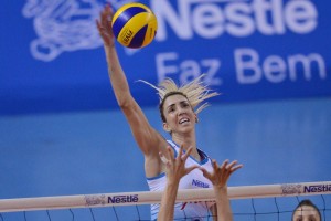 <br />Foto: João Pires/Fotojump ” width=”300″ height=”200″ /></a> <br />Foto: João Pires/Fotojump</p>
<p>A central e capitã <strong>Thaisa Daher</strong> foi fundamental nessa recuperação, pois em momento decisivo a atleta conseguiu ajudar a equipe fazendo 17 pontos importantes no jogo e ajudando na defesa quando era preciso. Thaisa falou sobre a partida. “ Conseguir se superar e reverter um placar que estava totalmente para o outro time e na casa delas é extremamente importante. Essas vitórias fazem a equipe ganhar corpo, volume de jogo e confiança. Estávamos precisando disso e a força do grupo foi determinante”, finalizou a capitã.</p>
<p>O Molico/Nestlé chega nessa reta decisiva do segundo turno da Superliga 2014/15, com 47 pontos e na terceira posição, faltando apenas quatro partidas para fechar o segundo turno. O próximo desafio será diante do Dentol/Praia Clube na sexta-feira (27), as 21h30, no José Liberatti, com transmissão do SporTV.</p>
<div class=