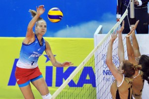 Para Mari, nova regra pode fazer o interesse no vôlei cair (<br />Foto: João Pires/Fotojump)” width=”300″ height=”200″ /></a> Para Mari, nova regra pode fazer o interesse no vôlei cair (<br />Foto: João Pires/Fotojump)</p>
<p>Disputado até domingo (8) em Osasco, o Sul-Americano feminino de clubes já está adotando a nova regulamentação da Federação Internacional de Vôlei (Fivb) com relação ao toque na rede. Até 2014, a regra permitia que as atletas tocassem no bordo inferior da rede. No entanto, as competições iniciadas este ano não permitem que a rede seja tocada em nenhuma parte.</p>
<p>Em fase de ajuste no torneio continental, as atletas do Molico Osasco possuem opiniões distintas sobre a alteração. A ponteira <strong>Mari</strong>, por exemplo, entende que a adaptação só acontecerá com o passar dos jogos.</p>
<p>“Vai acontecer na tentativa e erro. Estamos acostumadas a poder encostar embaixo e agora é ter uma atenção maior para não tocar na rede. É uma infração difícil de ser marcada pelo árbitro e isso prejudica o jogo porque fica toda hora parando. O vôlei já é um jogo de muitos erros dos dois lados e essa paralisação constante pode reduzir o interesse pelo esporte”, comentou.</p>
<p>Para <strong>Gabi</strong>, o mais complicado na nova regra é após o bloqueio e nos movimentos de defesa que envolve a rede. “Temos de nos adaptar o mais rápido possível para não dar ponto ao adversário. A dificuldade não está no ato de bloquear, mas em buscar uma bola e de virar após o bloqueio. Quando batia na fita acontecia a tentativa de recuperar e as vezes encostávamos na rede. São mínimos detalhes que precisamos ajustar”, analisou.</p>
<p>A levantadora <strong>Diana</strong> gostou da mudança e acredita que ajudará árbitros e atletas. “A regra é boa porque facilita para os árbitros marcarem alguma irregularidade. Atualmente acontece muito de tocar a rede em cima e o atleta dizer que foi embaixo. Isso deixa o jogo estressante porque um time diz uma coisa e o outro não concorda. A regra nova facilita bastante para os juízes e para nós também”, afirmou.</p>
<!--[googlesitekit-end-of-content]-->
<div class=