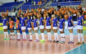 Minas estreou o novo uniforme contra o Rio do Sul (<br />Foto: Divulgação)” width=”300″ height=”189″ /></a> Minas estreou o novo uniforme contra o Rio do Sul (<br />Foto: Orlando Bento/Divulgação)</p>
<p>O tradicional Camponesa/Minas foi mais um time a se render à moda do shorts-saia que já pegou vários clubes brasileiros. Estreando o novo uniforme na noite desta terça (24) na vitória sobre o Rio do Sul/Equibrasil, uma das principais jogadoras da equipe, <strong>Mari Paraíba,</strong> elogiou o novo modelo, mas admitiu que ainda precisa se acostumar a ele.</p>
<p>“Ficou bonito, sim, sem dúvida. Mas foi a primeira vez que atuei com esse tipo de uniforme. Embora tenha ficado mais feminino, ainda tenho de me acostumar mais. Mas gostei, ficou mais feminino”, comentou a atleta.</p>
<p>A oposta <strong>Lia</strong>, por sua vez, festejou o novo modelo e esteve mais à vontade. “A saia ficou linda, dá mais feminilidade, e todas gostaram. É mais um atrativo para o público. Para mim, que sou vaidosa, que gosto de me maquiar antes das partidas, foi ótimo”, destacou.</p>
<p>O próximo compromisso do Minas será na terça-feira (3), às 20 horas (horário de Brasília), diante da Uniara/AFAV, em Araraquara, interior de São Paulo.</p>
<div class=