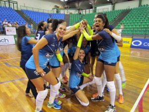 Equipe de Valinhos está invicta na competição (<br />Foto: Divulgação/CBV)” width=”300″ height=”225″ /></a> Equipe de Valinhos está invicta na competição (<br />Foto: Divulgação/CBV)</p>
<p>Em partida isolada da Superliga B feminina 2015, o Renata Valinhos/Country conseguiu manter a invencibilidade na competição e se isolou na liderança com 12 pontos. Nesta quarta-feira (25), o time do interior paulista levou a melhor fora de casa sobre o Paulínia/Aceul por 3 sets a 1, parciais de 25-12, 20-25, 25-15 e 25-16.</p>
<p>Com quatro rodadas disputadas até agora a disputa por uma vaga nos playoffs está se acirrando. Logo abaixo do líder Renata Valinhos/Country, estão Unimed/Sensei Sushi/Cascavel (PR) e Vôlei Bauru/Concilig (SP), ambos com nove pontos, empatados na segunda posição. Em quarto está a Sogipa/Capemisa (RS), que soma seis. Atrás do time gaúcho vem o Minas Náutico (MG), com cinco.</p>
<p>O Vôlei Itabirito (MG), rival do time de Valinhos na quinta rodada neste sábado (28), é o sexto com apenas quatro pontos. Paulínia/Aceul (SP) tem três e está na sétima posição, enquanto o AABB/DF é o lanterna sem pontos.</p>
<p>Na Superliga B feminina 2015 os quatro primeiros avançam à próxima fase e disputam as semifinais em melhor de três partidas. A grande final será realizada no dia 29 de março em jogo único na casa do finalista com melhor campanha no campeonato.</p>
<!--[googlesitekit-end-of-content]-->
<div class=
