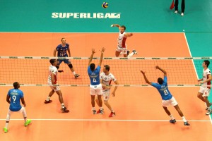 Sada sofreu apenas uma derrota em 19 jogos da Superliga (<br />Foto: Matheus Beck/Vôlei Canoas)” width=”300″ height=”200″ /></a> Sada sofreu apenas uma derrota em 19 jogos da Superliga (<br />Foto: Matheus Beck/Vôlei Canoas)</p>
<p>Em seu terceiro jogo em cinco dias, o Sada Cruzeiro ignorou o cansaço e, diante do Canoas, conquistou na noite dessa segunda (2) mais uma vitória na atual edição da Superliga masculina de vôlei: 3 sets a 0, parciais de 25-23, 25-22 e 25-20. O duelo, disputado no Rio Grande do Sul, durou uma hora e 35 minutos.</p>
<p>Com o resultado, o Sada chegou aos 53 pontos, 13 a mais que o segundo colocado Taubaté/Funvic. A equipe mineira não pode mais ser alcançada pelos rivais durante a fase de classificação. Como de acordo com o artigo 16 do regulamento a final em jogo único será disputada no estado da equipe que for primeira colocada nessa etapa, a decisão da temporada 2014/2015 será em Minas Gerais.</p>
<p>O ponteiro <strong>Felipe</strong>, do Sada, foi eleito o melhor em quadra contra o Canoas. “Estamos com uma campanha bacana. Trabalhamos juntos há cinco anos, esse é um grupo vitorioso, experiente e que sabe a hora de jogar sério e com comprometimento. Isso faz a diferença no nosso time”, comemorou o jogador. “Agora não dependemos mais de ninguém. Conseguimos o primeiro lugar e já garantimos a primeira posição, mesmo com mais três jogos pela frente. Temos que seguir fazendo um bom trabalho para chegarmos bem nos playoffs”, emendou.</p>
<p>O cubano <strong>Dennis</strong>, do Canoas, foi o maior pontuador do confronto com 15 acertos, um a mais que <strong>Wallace</strong>, do elenco celeste.</p>
<p>O experiente central <strong>Gustavo Endres</strong>, do time gaúcho, analisou o duelo. “Hoje, viemos para o jogo com o pensamento de forçar o saque para tentar diminuir o passe do Sada Cruzeiro, que é muito qualificado. No primeiro set, quase conseguimos vencer e depois ficou muito difícil. Agora, temos que pensar daqui para frente. Temos Montes Claros e Voleisul/Paquetá Esportes, que são adversários direto, São Bernardo em casa, que temos a obrigação de vencer, e depois Taubaté/Funvic, que vamos jogar com o mesmo pensamento de hoje”, detalhou.</p>
<p>Na próxima rodada, o Sada Cruzeiro voltará para cara e enfrentará o clássico mineiro contra o Minas Tênis Clube, no sábado (7), às 17 horas, no ginásio do Riacho, em Contagem (MG). O Vôlei Canoas terá outro time de Minas Gerais como adversário no próximo jogo: o Montes Claros Vôlei, também no sábado, às 18 horas, novamente no ginásio La Salle, em Canoas (RS).</p>
<!--[googlesitekit-end-of-content]-->
<div class=