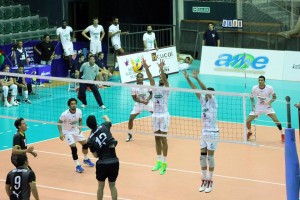 Sada não foi ameaçado em nenhum momento da partida (<br />Foto: Divulgação/CBV)” width=”300″ height=”200″ /></a> Sada não foi ameaçado em nenhum momento da partida (<br />Foto: Divulgação/CBV)</p>
<p>Se para a Funvic/Taubaté a primeira partida no Sul-americano de clubes já havia sido tranquila, o Sada Cruzeiro teve mais facilidade ainda. Contra o San Martin, da Bolívia, o time mineiro conseguiu a vitória por 3 sets a 0, parciais de 25-05, 25-14 e 25-08.</p>
<p>Não houve nem a necessidade de o Sada colocar em quadra o que tem de melhor o tempo todo, com o oposto <strong>Paulo Victor</strong> e o ponteiro <strong>Kadu</strong>, sendo os maiores pontuadores com acertos cada. Titular na partida dessa quarta (11), o jovem levantador <strong>Fernando</strong> falou sobre a utilização de todo o grupo.</p>
<p>“Em um campeonato longo, com várias partidas, é importante rodar todo mundo para preservar os jogadores que vão atuar mais e dar ritmo aos outros também. Em uma competição assim, todos são importantes no elenco”, afirmou Fernandinho, que ainda falou sobre sua atuação. “Estou satisfeito. Acho que consegui contribuir para o time e isso é o mais importante”, destacou.</p>
<p>Nesta quinta (12), os dois times do Brasil voltam à quadra, com o confronto entre os dois. Às 20h30, Sada Cruzeiro e Taubaté/Funvic se enfrentarão, com transmissão online pelo site da Confederação Sul-Americana de vôlei, através do link http://voleysur.org/v1/canal1.asp.</p>
<!--[googlesitekit-end-of-content]-->
<div class=