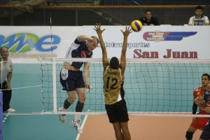 Taubaté aproveitou o jogo para rodar o elenco (<br />Foto: Divulgação/Taubaté)” width=”300″ height=”200″ /></a> Taubaté aproveitou o jogo para rodar o elenco (<br />Foto: Divulgação/Taubaté)</p>
<p>Vencedor da Copa Brasil, no mês passado, a Funvic/Taubaté confirmou seu favoritismo na estreia do Sul-americano de clubes, realizada nessa quarta-feira (11), em San Juan (Argentina). Encarando o Club Atletico Bohemios, do Uruguai, o time paulista conseguiu uma vitória por 3 sets a 0, parciais de 25-14, 25-18 e 25-11.</p>
<p>No começo da partida, o técnico <strong>Cezar Douglas</strong> usou seus principais jogadores, mas pouco a pouco foi dando uma oportunidade de os reservas atuarem. Sem maiores problemas, a equipe somou seus primeiros três pontos na competição.</p>
<p>Nesta quinta (12), às 20h30 (horário de Brasília), o Taubaté terá um difícil duelo: o Sada Cruzeiro, atual campeão da Superliga, em partida válida pelo grupo B.</p>
<div class=