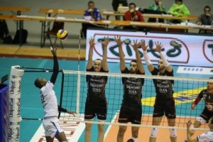 Brasileiro Vini marcou 14 pontos para o Revivre Milano (<br />Foto: Divulgação)” width=”300″ height=”200″ /></a> Brasileiro Vini marcou 14 pontos para o Revivre Milano (<br />Foto: Divulgação)</p>
<p>O Campeonato Italiano de vôlei masculino tem um novo líder. Aproveitando o fato de o Modena não ter jogo programado no último fim de semana, o Trentino assumiu a liderança da disputa ao fazer 3 sets a 0, parciais de 25-18, 25-19 e 25-19, sobre o lanterninha Revivre Milano, do brasileiro <strong>Vini</strong>.</p>
<p>Com o resultado, a equipe chegou aos 43 pontos, um a mais que o time do levantador <strong>Bruno Rezende</strong>, que agora possui um jogo a menos. O jogador da seleção, aliás, aproveitou os dias livres para ir até a cidade espanhola de Barcelona, onde se encontrou com amigos, entre eles <strong>Neymar</strong>.</p>
<p>Voltando ao vôlei, outros dois brasileiros estiveram em quadra pelo Italiano: o oposto <strong>Renan</strong>, que conseguiu apenas 11 pontos na derrota do Ravenna para o Monza por 25-23, 25-22 e 25-21, e o líbero <strong>Mario Jr.</strong>, do Piacenza, que caiu por 25-20, 25-27 e 25-22 ante o Cucine Lube Banca Marche Treia.</p>
<p>Com 25 pontos, o Ravenna é atualmente o sétimo colocado na tabela, ao passo que o Piacenza é o nono, com 19. Já o Milano possui apenas seis pontos.</p>
<p>A próxima rodada do Italiano será disputada no domingo (15).</p>
<!--[googlesitekit-end-of-content]-->
<div class=