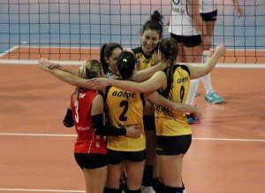 Vakifbank soma 41 pontos na competição (<br />Foto: Facebook/Vakifbank)” width=”300″ height=”218″ /></a> Vakifbank soma 41 pontos na competição (<br />Foto: Facebook/Vakifbank)</p>
<p>Líder do Campeonato Turco, o Vakifbank se deu ao “luxo” de poupar <strong>Sheilla</strong> em partida válida pela quarta rodada do returno da competição. Encarando o Ilbank nesse domingo (1) fora de casa, o time de Istambul conquistou uma vitória por 3 sets a 1, parciais de 23-25, 25-16, 25-14 e 25-20.</p>
<p>Apesar do susto na primeira etapa, quando o time da casa sacou muito bem, as comandadas de <strong>Giovanni Guidetti</strong> não tiveram maiores problemas para conseguir os três pontos, já que o sistema de bloqueio funcionou bem. Com 16 pontos, <strong>Elizabeth Hood</strong> foi a maior pontuadora, enquanto o Vakifbank teve em <strong>Sonsirma</strong> e <strong>Toksoy</strong> (15 pontos cada) suas principais atacantes. Cabe destacar que <strong>Vasileva</strong> também não jogou e <strong>Costagrande</strong> atuou somente em alguns minutos na segunda parcial.</p>
<p>Com o resultado, o Vakifbank chegou aos 41 pontos, um a mais que o Eczacibasi, que derrotou o Yesilyurt com facilidade por parciais de 25-12, 25-17 e 25-19. Em terceiro, está o Fenerbahce, que chegou aos 38 pontos ao bater o Bursa B.Sehir por 25-12, 25-18, 25-20.</p>
<div class=