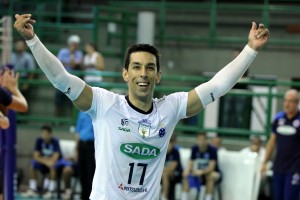 <br />Foto: Renato Araújo/Sada Cruzeiro” width=”300″ height=”200″ /></a> <br />Foto: Renato Araújo/Sada Cruzeiro</p>
<p>Em quadra, ele sempre se destaca. No início, pela óbvia razão de estar vestindo um uniforme diferente dos companheiros de equipe. E quando o jogo começa, é na explosão de vibrações a cada lance e na postura aguerrida, que ele atrai os olhares da arquibancada. Esse é <strong>Serginho</strong>, o líbero que defende o Sada Cruzeiro há cinco temporadas, melhor defensor desta Superliga com 39% de eficiência, e que estará novamente fardado neste sábado, 14/03, às 12h30, para a segunda batalha contra o Montes Claros em busca de uma vaga na semifinal.</p>
<p>E de fase decisiva em Superliga o jogador que está no topo entre os melhores líberos do país entende bem. Serginho é o atleta que mais vezes disputou uma final da maior competição nacional, 11 no total. E o líbero celeste quer jogar a 12ª decisão para lutar pelo seu sexto título do Brasileiro, o terceiro com o Sada Cruzeiro. Para isso, o time estrelado precisa vencer o plantel do Norte de Minas jogando fora de casa, no Ginásio Tancredo Neves, e encerrar a série melhor de três das quartas de final. No primeiro jogo, o placar foi de 3 a 0 para os cruzeirenses.</p>
<p>O segundo duelo está marcado para o início da tarde em Montes Claros, cidade conhecida por registrar altas temperaturas. A previsão do tempo para sábado, no horário do jogo, assinala 32°C. Questionado sobre o assunto, Serginho minimizou a questão climática. “Sinceramente, eu gosto de jogar no calor, prefiro entrar em quadra quando está quente do que quando faz frio. O pior mesmo é o horário, que é totalmente atípico, a gente não está acostumado a jogar ao meio-dia. Além disso, ainda bate aquela fome”, brincou o líbero.</p>
<p>Mas na hora de analisar o adversário, preferiu a seriedade. “Um fato é que eles vão precisar jogar melhor. Não é fácil mudar de uma hora pra outra, mas eles vão ter que tentar. Por isso, precisamos estar muito atentos. Acredito que as coisas devem acontecer mais ou menos como foi aqui no Riachão, mas com uma diferença grande para eles que é o fator casa. A pressão da torcida, o hábito de jogar naquele ginásio, são coisas que eles vão tentar tirar proveito. Então já estamos nos preparando para isso”, avisou.</p>
<p>“Até agora, nos playoffs, só os mandantes venceram e todos por 3 a 0. Mas também é preciso considerar que os mandantes foram os quatro primeiros, que, teoricamente, seriam mesmo mais fortes e jogaram em casa. Agora como visitantes, vamos tentar repetir o bom desempenho e fazer novamente o que combinamos durante a nossa preparação. Nós anulamos bem o time deles e vamos procurar fazer isso de novo. Estamos preparados sempre e espero que a gente ainda consiga fazer um pouco melhor, já que vai ser mais difícil jogar lá, com a pressão da torcida deles”, finalizou o cruzeirense.</p>
<p>E além de contar com a experiência e a garra do líbero cinco estrelas, o Sada Cruzeiro ainda tem a favor o comprovado alto desempenho do camisa 17 em quadra. Desde as primeiras rodadas da Superliga, Serginho lidera um dos principais fundamentos da sua posição: a defesa. Completamente isolado no topo do ranking, ele tem 39% de eficiência, enquanto o segundo colocado, <strong>Lucianinho</strong>, do Minas, tem 22,17%.</p>
<div class=