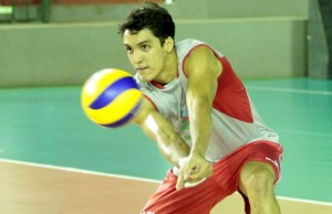Alan tem sofrido com a lombar nesta temporada (<br />Foto: Divulgação/Brasil Kirin)” width=”300″ height=”194″ /></a> Alan tem sofrido com a lombar nesta temporada (<br />Foto: Divulgação/Brasil Kirin)</p>
<p>Quinto colocado na fase classificatória da Superliga masculina de vôlei, o Brasil Kirin tem uma boa notícia para seus torcedores às vésperas do início dos playoffs. É que o líbero<strong> Alan</strong> está recuperado de uma lesão na lombar e poderá ser relacionado para os duelos contra o Minas.</p>
<p>“Sabemos que o Minas é um time muito difícil de enfrentar, ainda mais com a chance de fazer dois jogos em casa, que foi vantagem conquistada na última rodada da fase classificatória. Nosso time vem sofrendo com desfalques, mas estamos todos muito motivados para a próxima fase e confio no grupo”, comentou o defensor.</p>
<p>Além dele, recentemente o time não pode contar com os opostos <strong>Wallace</strong> e <strong>Michael</strong>. O técnico <strong>Alexandre Stanzioni</strong>, porém, quer esquecer os problemas antes de buscar uma vaga na semifinal.</p>
<p>“Nossa cabeça agora está nos playoffs. Vamos trabalhar para corrigir as deficiências e melhorar em alguns pontos para enfrentar o adversário nessa fase decisiva da competição”, afirmou.</p>
<p>Substituto de Alan durante boa parte da competição, o líbero Pará pede apoio aos torcedores. “Vamos contar com a força da torcida nesse momento importante da temporada. Sabemos que os jogos serão difíceis, mas estamos trabalhando para fazer boas partidas e conquistar a classificação”, destacou.</p>
<p>Minas e Brasil Kirin iniciam a série melhor-de-três no domingo (8), às 13 horas (horário de Brasília), em Belo Horizonte. A segunda partida será no dia 15, em Campinas, e, se necessário, os times voltam a se enfrentar em Minas em 17 de março.</p>
<div class=