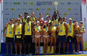 Brasil já havia garantido o título geral antecipadamente (<br />Foto: Divulgação)” width=”300″ height=”193″ /></a> Brasil já havia garantido o título geral antecipadamente (<br />Foto: Divulgação)</p>
<p>Os times brasileiros encerraram com chave de ouro o “Desafio Melhores do Mundo: Brasil x EUA” na Praia de Copacabana, e deram um presente para a cidade do Rio de Janeiro, que completa 450 anos. O título geral já tinha sido garantido no último sábado (28) e, neste domingo (01) <strong>Pedro Solberg/Evandro</strong> e <strong>Larissa/Talita</strong> superaram os times norte-americanos e levaram a medalha de ouro do torneio no individual.</p>
<p>No quadro geral, o país fez 35 pontos a 13 sobre os EUA. Pedro Solberg e Evandro confirmaram o bom momento da dupla, formada em outubro do ano passado. Eles superaram <strong>Hyden/Bourne</strong> por 2 sets a 0 (21-12 e 21-14) e conquistaram a medalha de ouro no desafio, terminando como melhor dupla masculina da competição. Pedro comemorou a conquista dentro de casa e disse que sonha em repetir o feito em 2016.</p>
<p>“Sempre acreditei na nossa dupla, estamos tendo um sucesso muito rápido. São quatro semifinais em cinco torneios. E com essa mudança tática importante de revezarmos no bloqueio, o Evandro está com um saque muito bom, tem sido uma ótima arma. Sou carioca e adoro jogar em casa. Ser campeão no dia do aniversário da cidade diante da nossa torcida é muito bom. A Olimpíada será aqui nessa areia e hoje tivemos a presença do presidente do Comitê Olímpico Internacional. Tomara que seja um bom presságio”, brincou Pedro Solberg.</p>
<p>Evandro também celebrou bastante a conquista. “Estar jogando em casa, na próxima sede da Olimpíada, no aniversário do Rio de Janeiro era um cenário muito especial. Felizmente conseguimos esse título muito difícil. E acho que a razão é o nosso treinamento duro. Nossa psicóloga também foi importante, nos ajudou muito a controlar essa pressão e ansiedade de atuar com a torcida toda ao nosso lado. Foi muito bom, um torneio de grande nível, com grandes atletas, fechando com o ouro ao lado dos amigos e da família. Não poderia pedir mais nada”, comemorou.</p>
<p>Entre as mulheres, Larissa e Talita também detonaram. Único time a terminar a primeira fase sem derrota, elas continuaram a jogar bem venceram <strong>Fopma/Summer</strong> por 2 sets a 0 (21-12, 21-18). As brasileiras elogiaram a energia das arquibancadas e lembraram a rivalidade entre os dois países. Foi o primeiro título do Desafio Brasil x EUA para Talita, que sonha com o Rio 2016.</p>
<p>“É muito bacana poder conseguir esse título, joguei em 2009 e aqui em Copacabana será o grande palco da Olimpíada. Nada mais justo que o Brasil terminara com o título. Os brasileiros são o terceiro jogador em quadra. Qualquer jogada, qualquer ação na quadra, eles gritam, vibram e nos empurram. Sabemos que existe um longo caminho até a Olimpíada, o Brasil tem muitos times bons e será uma disputa dura, mas é muito legal ir sentindo esse clima, visualizando como seria jogar uma final olímpica aqui”, analisou Talita.</p>
<p>Já Larissa lembrou que é a segunda vez que vence a disputa. “Foi ótimo ganhar aqui, em 2009 pude vencer a Walsh e May nos Estados Unidos, e agora ganhar esse ano de novo é ótimo para sair com o pé direito para a temporada internacional. As duplas do Brasil conseguiram vencer vários jogos e esse torneio tem uma rivalidade, por serem dois países que estão sempre fazendo final olímpica, de campeonato mundial e outros grandes eventos. Tomara que tenhamos todo ano. É ótimo para a torcida conhecer mais de perto os atletas, o esporte, curtir um espetáculo”, destacou a jogadora, que elogiou o Rio. “A energia aqui é diferente, joguei em diversos locais, mas aqui é especial. O mínimo que a gente pode fazer é retribuir esse carinho. Foi um grande presente para nós, para a cidade e para o público”, completou.</p>
<div class=