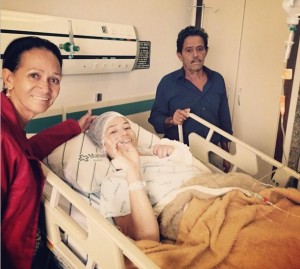 Érika contou com o apoio dos pais no hospital (<br />Foto: Reprodução/Instagram)” width=”300″ height=”269″ /></a> Érika contou com o apoio dos pais no hospital (<br />Foto: Reprodução/Instagram)</p>
<p>Atacante do Brasília Vôlei, <strong>Érika Coimbra</strong> passou por uma bem sucedida cirurgia neste domingo (1) devido a uma fratura no segundo metacarpo da mão esquerda. De acordo com a própria jogadora, a retomada aos treinos deve acontecer em cerca de um mês.</p>
<p>“Amigos, fãs, curiosos, etc, a cirurgia na mão esquerda foi um sucesso. Em quatro semanas já estarei voltando a treinar, graças a Deus!”, comentou a atleta, no Instagram. “Momento de observar quem fica e quem some porque nos momentos difíceis que observamos quem realmente é amigo”, destacou.</p>
<p>Érika ainda agradeceu aos médicos que cuidaram dela, além de ter falado sobre as manifestações de carinho que recebeu. “Me ajudam a ter ainda mais força, coragem e fé para voltar às quadras voando”, afirmou.</p>
<p>Apesar das boas perspectivas, é muito improvável que Érika volte a jogar na atual Superliga, já que ainda nesse mês a disputa entra em sua fase de mata-mata. Atualmente, o Brasília ocupa a sétima posição na classificação, com 27 pontos.</p>
<div class=