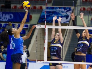 Garay foi bem no jogo contra as francesas (<br />Foto: Divulgação/CEV)” width=”300″ height=”225″ /></a> Garay foi bem no jogo contra as francesas (<br />Foto: Divulgação/CEV)</p>
<p>Se a situação para o Dínamo Krasnodar no Campeonato Russo está instável, o mesmo não se pode dizer do desempenho do time da CEV Cup, o segundo torneio de clubes mais importante da Europa. Nesta quinta (5), a equipe de <strong>Fernanda Garay</strong> e <strong>Fabíola</strong> deu um importante passo rumo à próxima fase ao vencer o Nantes com facilidade: 25-12, 25-17 e 25-11.</p>
<p>Em quadra nos três sets, Garay chegou aos 11 pontos, virando metade das bolas que recebeu para atacar. O destaque ofensivo do Krasnodar, porém, foi <strong>Kosheleva</strong>, responsável por 15 pontos no passeio testemunhado por pouco mais de mil pessoas na Rússia. Além da armação das jogadas, Fabíola conseguiu dois pontos.</p>
<p>Com o resultado negativo, o Nantes precisará de outro 3 a 0 no duelo do dia 12, na França, para tentar levar o confronto para o Golden Set e conseguir a classificação entre os quatro melhores. Uma missão dura, na qual <strong>Clémentine Druenne</strong> (11 pontos na ida) vai precisar da colaboração das companheiras de equipe.</p>
<p>Em outros resultados da CEV Cup nesta quinta, o Rabita Baku derrotou o Beziers (25-22, 26-28, 25-14 e 25-21), enquanto o Omsk fez 25-19, 28-26 e 25-22 sobre o Galatasaray. Já o Stiinta Bacau tomou 25-15, 25-21 e 25-18 jogando em casa contra o Sopot.</p>
<!--[googlesitekit-end-of-content]-->
<div class=