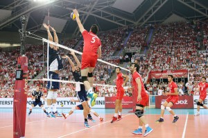 Sensação em 2014, Irã está garantido na Copa do Mundo deste ano (<br />Foto: Divulgação/FIVB)” width=”300″ height=”200″ /></a> Sensação em 2014, Irã está garantido na Copa do Mundo deste ano (<br />Foto: Divulgação/FIVB)</p>
<p>A notícia que já era esperada agora se tornou oficial: o Brasil não participará da edição 2015 das Copas do Mundo feminina e masculina de vôlei. Os países que vão estar na disputa foram confirmados pela Federação Internacional de Vôlei (FIVB) esta semana.</p>
<p>A justificativa para a ausência dos brasileiros é simples: sede das Olimpíadas de 2016, não faria sentido o país ser chamado para um campeonato no qual o principal atrativo são justamente duas vagas na disputa do Rio de Janeiro. Vale lembrar que, por ser sede, os atletas verde-amarelos têm vaga assegurada em quase todos os esportes do programa olímpico, incluindo o vôlei.</p>
<p>A ausência do Brasil na competição é apoiada pela Confederação Sul-Americana de Vôlei (CSV), pois a entidade alega que, se não for assim, o país tiraria o direito de um vizinho continental de disputar um lugar no Rio-2016.</p>
<p>Apesar destas justificativas, tanto a comissão técnica de Bernardinho quanto a de José Roberto Guimarães manifestaram interesse em participar da disputa a fim de testar suas respectivas seleções brasileiras e buscar mais uma taça para suas honradas carreiras. Agora, procurarão amistosos para se manter em atividade.</p>
<p>Programada para entre 22 de agosto e 6 de setembro no Japão, a Copa do Mundo feminina contará com as nipônicas, a Rússia, Sérvia, China, Coreia do Sul e Estados Unidos. Já o torneio dos homens, entre 8 e 23 de setembro também na terra do sol nascente, terão os donos da casa, Rússia, Itália, Irã, Austrália e Polônia.</p>
<p>Nos dois naipes, faltam ainda a inclusão de dois times da África, dois da Norceca e dois da América do Sul.</p>
<div class=