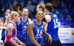 Brasileiras farão companhia ao Rexona na briga pelo título (<br />Foto: Divulgação/FIVB)” width=”300″ height=”188″ /></a> Brasileiras farão companhia ao Rexona na briga pelo título (<br />Foto: Divulgação/FIVB)</p>
<p>A FIVB (Federação Internacional de Vôlei) anunciou que um dos dois convites do Mundial feminino de clubes será dado ao Dínamo Krasnodar, da Rússia. Dessa forma, a competição contará com a participação de duas brasileiras: a levantadora <strong>Fabíola</strong> e a ponteira <strong>Fernanda Garay</strong>.</p>
<p>Investindo forte nesta temporada, o Krasnodar ainda conta com duas estrelas do voleibol russo em seu elenco: <strong>Sokolova</strong> e <strong>Kosheleva</strong>. Atualmente, o time disputa as quartas de final do Campeonato Russo e estão entre as quatro melhores da CEV Cup.</p>
<p>Outros três times já estão garantidos na dispura: o Volero Zurich (sede), o Hisamitsu Springs (Japão) e as brasileiras do Rexona-AdeS (campeãs sul-americanas). Falta ainda a definição das vencedoras da Champions League europeia e o anúncio da segunda equipe convidada pela organização.</p>
<p>O Mundial feminino de clubes ocorrerá entre os dias 6 e 10 de maio em Zurique (Suíça).</p>
<!--[googlesitekit-end-of-content]-->
<div class=