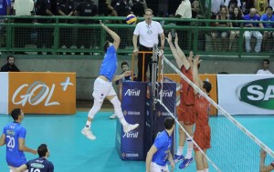 Árbitro Paulo Turci aprova a tecnologia nos jogos decisivos da Superliga (<br />Foto: Divulgação/CBV)” width=”300″ height=”189″ /></a> Árbitro Paulo Turci aprova a tecnologia nos jogos decisivos da Superliga (<br />Foto: Divulgação/CBV)</p>
<p>O teste já foi feito na Copa Brasil, em janeiro deste ano e, após aprovação de jogadores e árbitros, o Sistema Penalty D-Tech será utilizado, também, na fase final da Superliga masculina e feminina de vôlei 2014/2015. Nesta quarta (4), a CBV (Confederação Brasileira de Vôlei) anunciou que as semifinais e os jogos que decidirão os próximos campeões da principal competição do calendário nacional contarão com o auxílio da tecnologia.</p>
<p>O sistema ajuda na definição de bola dentro ou fora, já que acusa a definição, em tempo real, através de cálculos matemáticos e da captura de imagens em frames de segundos através de câmeras instaladas em diferentes pontos da quadra.</p>
<p>O árbitro <strong>Paulo Turci</strong> elogiou a medida. “Nos lances mais polêmicos, a utilização do aparelho foi fundamental para minha tomada de decisão e não deu brecha para discussões”, comentou o profissional, que trabalhou na Copa Brasil.</p>
<p>Presidente da Comissão Brasileira de Arbitragem de Voleibol (Cobrav), <strong>Carlos Rios</strong> também ressaltou as vantagens do sistema desenvolvido pela Penalty. “Diferentemente de softwares da Polônia, Itália, Rússia e Japão, que são baseados apenas em imagens, o sistema que testamos funciona também com cálculos matemáticos, se mostrando mais eficiente e assertivo que os demais”, destacou.</p>
<p>Ou seja: não há interferência humana na decisão. Ao contrário dos demais onde o árbitro visualiza uma imagem e interpreta a informação visual, no Penalty D-Tech as imagens são processadas por computador e a decisão só é feita depois de vários cálculos matemáticos pré-programados. Além da informação de bola dentro e bola fora, a velocidade da bola no ataque e no momento em que toca o chão também são disponibilizadas.</p>
<p>“É o único sistema no mundo que isenta a decisão do ser humano, mantendo um padrão superior e único. Para chegarmos a essa conclusão, submetemos o sistema a um parecer técnico e que foi aprovado através de um órgão científico de renome internacional”, afirmou<strong> Emerson Shiromaru</strong>, gerente de inovação e tecnologia da Penalty.</p>
<p>O Sistema Penalty conta com seis câmeras nas laterais e nos fundos de quadra e um monitor, que fica preso ao poste da rede, onde o árbitro recebe a informação de bola dentro ou fora. O estudo foi desenvolvido ao longo de oito anos e teve um investimento de 5 milhões de dólares.</p>
</div>
<div>*Árbitro Paulo Turci aprova a tecnologia nos jogos decisivos da Superliga</div>
<div class=