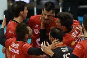 Renan é cumprimentado pelos companheiros de equipe (<br />Foto: Divulgação/CEV)” width=”300″ height=”200″ /></a> Renan é cumprimentado pelos companheiros de equipe (<br />Foto: Divulgação/CEV)</p>
<p>Em sua primeira temporada no exterior, o oposto <strong>Renan Buiatti</strong> se mostrou decisivo para a classificação do Ravenna às semifinais da Challenge Cup ao fazer 17 pontos para o time italiano no duelo contra o Beograd. Ao fim, o placar apontou vitória para o time do brasileiro por 3 sets a 0, parciais de 25-22, 25-23 e 25-21.</p>
<p>Como havia perdido o confronto de ida apenas no tie-break, o Ravenna garantiu um lugar entre os quatro melhores da disputa e agora terá pela frente o Benfica Lisboa. As duas partidas contra o time português serão no dia 25 e 29 de março.</p>
<p>Na outra semifinal, o Stroitel Minsk (Bielo-Rússia) encara o Nojvodina NS Seme Novi Sad (Rússia).</p>
<div class=