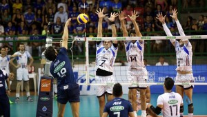 Filipe foi eleito o melhor em quadra (<br />Foto: Orlando Bento/Minas)” width=”300″ height=”170″ /></a> Filipe foi eleito o melhor em quadra (<br />Foto: Orlando Bento/Minas)</p>
<p>Atual campeão da Superliga masculina, o Sada Cruzeiro tinha o desafio de, na noite desta sexta (20), segurar um embalado Minas na primeira partida da semifinal da competição. Não foi fácil, mas a missão acabou cumprida: com 3 sets a 1, parciais de 25-23, 26-24, 23-25 e 25-21, o time do técnico<strong> Marcelo Mendez</strong> se aproximou da decisão da disputa.</p>
<p>Contando com imenso apoio de sua fanática torcida, o Sada usou mais uma vez de sua eficiente “fórmula”: volume de jogo, defesa bem posicionada e velocidade nas jogadas ofensivas. Valente, o Minas resistiu o quanto pôde e até chegou a sonhar com um resultado positivo, mas acabou não conseguindo segurar a pressão por tempo suficiente.</p>
<p>Maior pontuador da Superliga, o cubano minastenista <strong>Escobar</strong> seguiu como o principal desafogo do time de Belo Horizonte e conseguiu 14 pontos, mas estava muito bem marcado e não rendeu tudo o que podia. Compatriota dele,<strong> Leal</strong>, do Sada, foi quem mais colocou bolas no chão (18), junto do oposto <strong>Wallace</strong>.</p>
<p>O prêmio de melhor em quadra ficou com o ponteiro <strong>Filipe</strong>, que além dos 15 pontos foi fundamental para segurar a linha de passe do time da casa. Em entrevista ao “SporTV” logo após o duelo, ele contou que precisou se superar fisicamente.</p>
<p>“No segundo set senti a pressão da semifinal, tudo começou a ficar escuro, mas depois graças a Deus tudo ficou bem. Faz parte do calor do jogo e a equipe está de parabéns. Essa torcida maravilhosa fez a diferença”, comentou.</p>
<p>Sada e Minas fazem a segunda partida da série melhor-de-três da semifinal no dia 30, às 18h30 (horário de Brasília), na Arena Minas. O Minas tem a obrigação de vencer se quiser continuar com chances de título.</p>
<p>A outra semifinal da Superliga masculina, entre Funvic/Taubaté e Sesi, começa a ser disputada às 21h30 deste sábado em Taubaté.</p>
<div class=