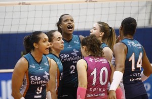 São Caetano ainda pode superar o Brasília na tabela (<br />Foto: Divulgação/São Caetano)” width=”300″ height=”196″ /></a> São Caetano ainda pode superar o Brasília na tabela (<br />Foto: Divulgação/São Caetano)</p>
<p>Faltando uma rodada para o fim da fase de classificação da Superliga masculina, o São Cristóvão Saúde/São Caetano assegurou a oitava e última vaga no mata-mata ao bater o Rio do Sul/Equibrasil por 3 sets a 2 na noite desta terça (10). Técnico da equipe do ABC paulista, <strong>Hairton Cabral</strong> foi bastante sincero ao analisar o duelo e a conquista de suas comandadas.</p>
<p>“Foi um jogo sofrido e atípico, pois a duas equipes brigavam por classificação e ficou dramático, mas tecnicamente não achei um jogo bom porque tínhamos que conquistar dois sets para obter a vaga. Foi difícil segurar o emocional em quadra, mas o que o importa foi conseguir chegar aos playoffs”, comentou o treinador, que está de olho na possibilidade de superar o Brasília e ficar em sétimo na tabela. “Agora vamos para Minas tentar melhorar nossa posição”, emendou.</p>
<p>Eleita a melhor em quadra contra as catarinenses, a líbero <strong>Nine</strong> comemorou.</p>
<p>“É muito gratificante voltar num jogo decisivo e ganhar o ‘Viva Vôlei’, depois de mais de três meses fora por contusão. Só tenho que agradecer a minha comissão técnica e ao Carlão fisioterapeuta que correu atrás e me deixou em condições de jogo”, destacou a jogadora.</p>
<div class=
