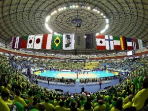SBC será sede dos jogos contra a Austrália (<br />Foto: Wagner Carmo/VIPCOMM)” width=”300″ height=”225″ /></a> SBC será sede dos jogos contra a Austrália (<br />Foto: Wagner Carmo/VIPCOMM)</p>
<p>A cidade de São Bernardo do Campo receberá pela segunda vez uma etapa da Liga Mundial. Em 2012 a cidade também foi sede de uma das etapas brasileiras, atraindo quase 7 mil expectadores (capacidade do ginásio) por dia no Poliesportivo. Agora em 2015 terá jogos da equipe masculina do Brasil nos dias 05 e 07 de Junho contra a Austrália</p>
<p>O secretário de esportes da cidade, <strong>José Alexandre Pena Devesa</strong>, comemorou a novidade. “Uma importância ímpar para São Bernardo, consolidando a cidade na rota dos grandes eventos esportivos. Nossa cidade já tem a tradição de gostar de vôlei, nosso projeto com as categorias de base é muito consolidado, são quase mil crianças e jovens que praticam o vôlei aqui e isso reflete o trabalho que vem sendo feito pelo prefeito Luiz Marinho com o esporte em São Bernardo do Campo”, ressaltou.</p>
<p>Campeão olímpico em 1992, o ex-central <strong>Douglas Chiariotti</strong> – hoje técnico da equipe masculina adulta de São Bernardo – relembrou os bons tempos em que jogou a Liga Mundial. “É um baita evento para nossa cidade. Trazer para os nossos atletas esses ídolos é sensacional. Meu jogo inesquecível de Liga Mundial foi em 1999 contra Cuba em Mar del Plata, na Argentina, a disputa de terceiro lugar”, lembrou o jogador que em 1999 foi eleito o melhor atacante da Liga Mundial.</p>
<p>Outro grande nome do vôlei nacional é <strong>William Carvalho</strong>, o eterno capitão da geração de prata é hoje o assistente técnico da equipe feminina adulta. Ele também ressaltou a importância do evento na cidade.</p>
<p>“Para nós do vôlei é um grande acontecimento, espero que possa ser também um grande momento para o torcedor, que esse evento possa nos proporcionar também com o clube na próxima temporada mais público nos incentivando”.</p>
<p>O capita também relembrou um dos jogos que mais o marcou. “Na minha época ainda jogávamos o Mundialito, quando me aposentei, um ou dois anos depois é que surgiu a Liga Mundial. Mas o jogo no Maracanãzinho (que originou depois o grande jogo do Maracanã) contra a Rússia foi sensacional. Tive que ir no meio da quadra pedir calma aos torcedores pelo atraso do jogo por que estavam do lado de fora 5 mil pessoas que não puderam entrar. Dentro de quadra vencemos pela primeira vez eles por 3 a 0”, relembrou.</p>
<div class=