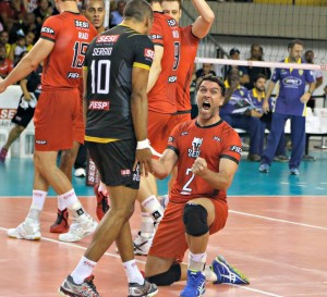 Marcelinho foi eleito o melhor em quadra (<br />Foto: Divulgação/CBV)” width=”300″ height=”273″ /></a> Marcelinho foi eleito o melhor em quadra (<br />Foto: Divulgação/CBV)</p>
<p>O Sesi-SP é o terceiro semifinalista da Superliga masculina de vôlei 2014/2015. Depois dos mineiros Sada Cruzeiro e Minas Tênis Clube já terem garantido a classificação, nesta segunda-feira (16), o time da Vila Leopoldina venceu o Ziober Maringá (PR) por 3 sets a 0 (25-20, 25-20 e 25-22), em 1h40, em casa, e fechou a série melhor de três jogos por 2 a 1. A equipe paulista já havia vencido a primeira partida da série, mas o time paranaense havia empatado o confronto no segundo jogo.</p>
<p>Eleito o melhor jogador em quadra nesta noite, o levantador do Sesi, <strong>Marcelinho</strong>, elogiou o desempenho do grupo dirigido pelo técnico <strong>Marcos Pacheco</strong> nesta segunda-feira.</p>
<p>“A nossa equipe está de parabéns. Foi uma serie muito dura, a equipe deles jogou muito bem e nos colocou em muita dificuldade. Hoje fizemos uma excelente apresentação, mas precisamos melhorar muita coisa. Estávamos em uma pressão grande, jogando em casa, mas tivemos os nervos no lugar e conseguimos essa classificação que nos coloca em uma semifinal, que, com certeza vai ser muito difícil”, comentou Marcelinho.</p>
<p>Capitão e levantador do Ziober Maringá, <strong>Ricardinho</strong> também demonstrou satisfação sobre o desempenho do time nesta temporada.</p>
<p>“A nossa equipe foi pouco regular no primeiro turno, quando tivemos algumas dificuldades. Depois recuperamos no returno e fizemos uma boa série contra o Sesi-SP. Fizemos um segundo jogo muito bom, mas sabemos que a equipe deles foi montada para vencer a Superliga. Fizemos o máximo e o Ziober está de parabéns. Mostramos que é possível jogar de igual para igual”, destacou Ricardinho.</p>
<p>O adversário do Sesi sairá da disputa pela última vaga na semifinal. O último confronto das quartas de final será entre o Taubaté/Funvic e o Vôlei Canoas. A terceira e última partida da série acontecerá nesta terça (17), às 21h30, no ginásio do Abaeté, em Taubaté (SP), com transmissão ao vivo do canal SporTV.</p>
<!--[googlesitekit-end-of-content]-->
<div class=