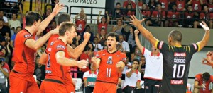 Sesi jogou nesta terça (17) da maneira como Pacheco queria (<br />Foto: Lucas Dantas/Sesi-SP)” width=”300″ height=”132″ /></a> Sesi jogou nesta terça (17) da maneira como Pacheco queria (<br />Foto: Lucas Dantas/Sesi-SP)</p>
<p>Treinador do Sesi, <strong>Marcos Pacheco</strong> contou detalhes da classificação do time paulista à semifinal da Superliga masculina de vôlei. Segundo o experiente técnico, a alegria demonstrada pelos jogadores do Ziober Maringá no voo do Paraná a São Paulo após a segunda partida da série acabou sendo, involuntariamente, o combustível para a equipe da Vila Leopoldina.</p>
<p>“Uma coisa que me marcou foi o voo de volta de Maringá. Sete horas da manhã e os dois times no avião. O nosso quieto, sentido, frustrado pensando. Eles sem desrespeito algum, mas alegres. Claro, viraram um resultado difícil. Estavam mais leves, mas sem menosprezar a gente, nada disso. Então eu pensei ‘não pode ser assim’. Nós tínhamos uma chance de virar isso e a equipe sabia da responsabilidade e que tinha voleibol para virar. E o time entendeu isso e virou o jogo”, comentou Pacheco.</p>
<p>Satisfeito com seus atletas após a vitória por 3 a 0 nessa segunda (16) em São Paulo, Pacheco ainda revelou que essa partida foi exatamente o que ele pensa para o Sesi.</p>
<p>“Tivemos equilíbrio em todos os fundamentos. Jogamos com um volume muito forte e tivemos uma virada de bola espetacular. Esse time foi montado para isso. Era essa a expectativa que eu tinha. Eu esperava esse momento, em uma partida decisiva, e o time reagiu muito bem. Jogamos com concentração e disposição muito grande. Não tinha outra oportunidade, era essa”, analisou.</p>
<p>O técnico ainda completou: “<strong>Murilo</strong> está há duas temporadas se recuperando para esse momento. A comissão técnica o preparou para a semifinal. Não só o Murilo, temos um grupo muito forte. O <strong>Mão</strong> está muito bem com o <strong>Thiaguinho</strong> na inversão. O Murilo e o <strong>Mauricio</strong> se revezam no passe. O <strong>Aracaju</strong> entrou num momento difícil e correspondeu. Temos um grupo”.</p>
<div class=