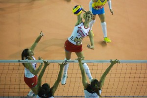 Thaisa conduziu o Molico a mais uma semi de Superliga (<br />Foto: Luiz Pires/Fotojump)” width=”300″ height=”200″ /></a> Thaisa conduziu o Molico a mais uma semi de Superliga (<br />Foto: Luiz Pires/Fotojump)</p>
<p>O Pinheiros lutou muito, mas o sonho de voltar a ficar entre os quatro melhores da Superliga feminina vai ter que ficar para o ano que vem. Atuando em casa, o time paulistano se esforçou, mas acabou derrotado pelo Molico Osasco por 3 sets a 2 e está fora da competição. As parciais foram de 21-25, 25-18, 20-25, 25-20 e 15-12.</p>
<p>Como já havia vencido o primeiro jogo da série melhor-de-três, realizado no fim de semana no José Liberatti, o Molico se classifica para a semifinal. Agora, o time aguarda a definição do confronto entre Sesi e Brasília para conhecer seu adversário – os dois times jogam nesta quarta (25) e o time da Vila Leopoldina precisa apenas de mais uma vitória para avançar.</p>
<p>Caso o Sesi, de fato, se classifique, será a chance de o Molico vingar a derrota de 2013/2014, quando as comandadas de <strong>Talmo de Oliveira</strong> acabaram com uma hegemonia de Osasco e Rio na decisão.</p>
<p>Já o Pinheiros tem muito a comemorar, ainda que esteja fora da luta pelo título. Em temporada memorável, o time surpreendeu os favoritos e ficou com o título da Copa Brasil. Faltou fôlego na Superliga feminina, mas nomes como <strong>Rosamaria</strong> e <strong>Ellen</strong> chamaram a atenção dos fãs de vôlei.</p>
<p>No caso da partida desta terça no ginásio Henrique Villaboim, o destaque ficou para uma estrela já bem estabelecida: <strong>Thaisa</strong>, que marcou 21 pontos e foi eleita a melhor em quadra. A cubana <strong>Carcaces</strong> apareceu na sequência, com 19. Pelo lado do Pinheiros, Rosamaria, Ellen e <strong>Fê Ísis</strong> conseguiram respectivamente 17, 11 e 10 pontos.</p>
<p>Com parciais com donos bem definidos, o tie-break foi de arrepiar. No início, parecia que Osasco venceria com facilidade, mas o Pinheiros mostrou valentia e fez um 6-10 virar um 11-10. O fôlego então acabou e Osasco carimbou sua passagem com um belo ace de Thaisa, que alcançou o cantinho da quadra.</p>
<div class=
