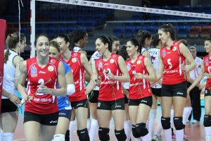 Vakifbank deu flores para suas atletas para comemorar o Dia da Mulher (<br />Foto: Divulgação/Vakifbank)” width=”300″ height=”200″ /></a> Atletas ganharam flores em comemoração ao Dia da Mulher (<br />Foto: Divulgação/Vakifbank)</p>
<p>Preocupada com os compromissos na Champions League, o técnico <strong>Giovanni Guidetti</strong> decidiu poupar as principais estrelas do Vakifbank do jogo deste domingo (8) pelo Campeonato Turco. E, mesmo sem força máxima, o time não teve problemas para derrotar o oitavo colocado Sariyer por 3 sets a 0, parciais de 25-17, 25-20 e 25-22.</p>
<p>A brasileira <strong>Sheilla</strong>, a sérvia <strong>Rasic</strong> e italo-argentina <strong>Costagrande</strong> ficaram no banco o tempo inteiro, deixando para <strong>Kubra Akman</strong> o privilégio de ser a maior pontuadora do confronto, com 16 acertos (metade no bloqueio). <strong>Sonsirma</strong> e <strong>Toksoy</strong> também foram bem, respectivamente com 13 e 12 pontos.</p>
<p>O resultado ajudou o Vakifbank a manter a primeira colocação na tabela, com 55 pontos. Vice-líder com 54, o Fenerbahce bateu o Nilufer Belediye por 25-19, 25-19 e 25-20 também dando um descanso para suas estrelas, como a coreana <strong>Kim</strong> e a colombiana <strong>Montaño</strong>.</p>
<p>Vale lembrar que as duas equipes se enfrentam na quinta (12) em busca de uma vaga no Final Four da Champions, o principal torneio de clubes da Europa – na partida de ida, o Vakifbank venceu por 3 a 1.</p>
<!--[googlesitekit-end-of-content]-->
<div class=
