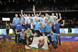 Zenit Kazan faturou o título europeu pela terceira vez em sua história (<br />Foto: Divulgação/CEV)” width=”300″ height=”200″ /></a> Zenit Kazan faturou o título europeu pela terceira vez em sua história (<br />Foto: Divulgação/CEV)</p>
<p>Favorito ao título da Champions League de vôlei masculino, o Zenit Kazan não decepcionou e levantou a taça após a disputa do Final Four, realizado neste fim de semana em Berlim (Alemanha).</p>
<p>Depois de passar na semifinal pelo Berlin Recycling Volleys com parciais de 26-24, 21-25, 25-22 e 25-15, o time russo conquistou a disputa ao bater os poloneses do Asseco Resovia Rzeszow em sets diretos: 25-22, 25-23 e 25-21. O jogo durou pouco menos de uma hora e meia.</p>
<p>Com um total de 44 pontos pelo Kazan nos dois jogos decisivos, o cubano <strong>Wilfredo León</strong> foi eleito o melhor jogador e o melhor ponteiro do Final Four. O time russo ainda teve o melhor oposto (<strong>Maxim Mikhailov</strong>) e o melhor líbero (<strong>Teodor Salparov</strong>).</p>
<p>Completaram a seleção: <strong>Fabian Drzyzga</strong> (levantador, Asseco Resovia Rzeszow), <strong>Piotr Nowakowski</strong> (central, Asseco Resovia Rzeszow), <strong>Rob Bontje</strong> (central, Berlin Recycling Volleys) e <strong>Facundo Conte</strong> (ponteiro, PGE Skra Bełchatów). O prêmio de Fair Play ficou com <strong>Scott Touzinsky</strong> (Berlin Recycling Volleys).</p>
<p>Com o resultado, o Zenit Kazan garantiu um lugar no Mundial de clubes masculinos, programado para entre 27 de outubro e 1º de novembro, em Belo Horizonte. Além deste ano, a equipe já havia faturado o título mais importante da Europa em 2008 e 2012.</p>
<p>Classificado para a disputa por sediar as partidas decisivas, o Berlin Recycling Volleys também fez bonito ao bater o PGE Skra Bełchatów (Polônia) na disputa pela terceira posição por 3 sets a 2, parciais de 25-21, 19-25, 25-20, 26-28 e 23-21.</p>
<div class=