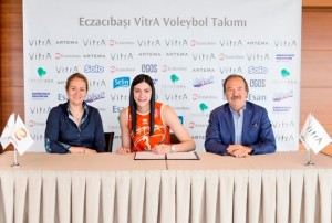 Boskovic chegará com moral ao voleibol turco (<br />Foto: Divulgação)” width=”300″ height=”202″ /></a> Boskovic chegará com moral ao voleibol turco (<br />Foto: Divulgação)</p>
<p>Vencedor do último Mundial de clubes de vôlei feminino, o Eczacibasi está agindo no mercado para continuar no topo na próxima temporada. Para isso, o time anunciou a contratação da oposta sérvia Tijana Boskovic.</p>
<p>Com apenas 18 anos, Boskovic é vista como uma jogadora que possui um futuro brilhante no esporte – no Mundial de seleções, realizado em 2014 na Itália, ela foi a maior pontuadora da equipe de seu país.</p>
<p>“Fizemos uma excelente escolha. Podemos conseguir ainda mais troféus com Tijana”, comentou <strong>Nalan Ural</strong>, diretor do time, que já havia confirmado a chegada de <strong>Neriman Ozsoy</strong>.</p>
<p>Campeã sérvia na última temporada com o Partizan Vizura Beograd, da Sérvia, Boskovic está empolgada com o novo desafio. “Tenho certeza que isso será muito bom para mim como jogadora. O Eczacibasi é um dos times mais fortes do mundo, com um staff e jogadoras experientes”, destacou.</p>
<div class=