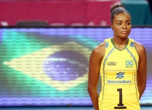 Fabiana já manifestou desejo de renovar com o Sesi (<br />Foto: Divulgação/FIVB)” width=”300″ height=”216″ /></a> Fabiana já manifestou desejo de renovar com o Sesi (<br />Foto: Divulgação/FIVB)</p>
<p>Propostas de emprego não faltam para <strong>Fabiana Claudino</strong>, mas nem por isso a central da seleção brasileira deixa de se preocupar com colegas de trabalho que não vivem a mesma situação. Nesta quarta-feira (27), a jogadora publicou um desabafo em suas redes sociais falando sobre a crise que tem afetado o mercado nacional.</div>
<div></div>
<div>“Me causa preocupação a crise que se abateu sobre o vôlei brasileiro. Estamos a um ano dos Jogos Olímpicos do Rio, somos o esporte mais procurado, sempre trazemos medalhas e os casos de atletas desempregados no feminino e masculino liga o alerta para um preocupante problema no nosso esporte”, comentou a jogadora.</div>
<div></div>
<div>Fabiana tentou, inclusive, falar sobre os motivos que levaram a situação a este ponto.</div>
<div></div>
<div>“As razões são inúmeras, desde a crise econômica, a negociação de contratos de TV, falta de visibilidade dos patrocinadores, ranking, entre outros problemas. A Superliga já está mudando, mas sempre queremos o melhor, e o vôlei precisa se estruturar cada vez mais para que não se perca o legado e o lugar no coração dos brasileiros”, destacou.</div>
<div></div>
<div>Em tempo: apesar de ainda não ter fechado o contrato, Fabiana já manifestou o desejo de continuar no Sesi.</div>
<div></div>
<div></div>
<div class=