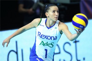 Gabi marcou 11 pontos contra o Mirados (<br />Foto: Divulgação/FIVB)” width=”300″ height=”200″ /></a> Gabi marcou 11 pontos contra o Mirados (<br />Foto: Divulgação/FIVB)</p>
<p>Uma das principais alternativas ofensivas do Rexona-AdeS, a ponteira <strong>Gabi</strong> se mostrou bastante satisfeita com o desempenho da equipe na partida contra o Mirador, nesta sexta-feira (8). Para a atleta, o time carioca tem mostrado que possui condição de buscar a medalha de ouro.</p>
<p>“Podemos fazer a final”, comentou a atacante. “Fizemos um grande jogo hoje. Cometemos menos erros que ontem e seguimos nossa estratégia e conseguimos colocar mais pressão nas nossas oponentes”, destacou.</p>
<p>O técnico <strong>Bernardinho</strong>, por sua vez, também elogiou a consisteência de suas comandadas nesta segunda partida do Mundial.</p>
<p>“Ontem, cometemos muitos erros de saque e passe e fiquei bem frustrado. Precisávamos ser mais consistentes e fomos hoje. Estou feliz porque nos classificamos sem gastar muito energia hoje, então vamos conseguir descansar e estar mais preparados para as semifinais”, analisou.</p>
<p>Neste sábado (9), o Rexona encara o Dínamo Krasnodar às 13 horas (horário de Brasília), por uma vaga na decisão do Mundial. O time russo tem as brasileiras Fabíola e Fernanda Garay em seu elenco.</p>
<!--[googlesitekit-end-of-content]-->
<div class=