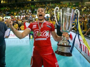 Trentino, do líbero Massimo Colaci, fechou a série em 3 a 1 (<br />Foto: Divulgação)” width=”300″ height=”225″ /></a> Trentino, do líbero Massimo Colaci, fechou a série em 3 a 1 (<br />Foto: Divulgação)</p>
<p>Grande sensação do voleibol italiano na última década, o Trentino voltou ao topo do país nesta quarta-feira (13). Na quarta partida válida pela série melhor-de-cinco que decidiu o nacional do país, a equipe fez 3 a 0 no Modena e faturou a taça. As parciais foram de 26-24, 25-20 e 25-19.</p>
<p>Com isso, o time do levantador brasileiro <strong>Bruno Rezende</strong> teve que se conformar com o vice-campeonato. O armador, aliás, não esteve muito bem no duelo: apesar das tentativas de variar o jogo, somente <strong>Luca Vettoti</strong> conseguiu fazer estrago nos rivais, com 13 pontos. Além disso, Bruno não pontuou nenhuma vez, algo raro de acontecer.</p>
<p>Já pelo lado do Trentino, <strong>Matey Kaziyski</strong> e <strong>Mitar Djuric</strong> comandaram as ações, com 13 pontos cada. Depois de um primeiro set complicado, a equipe se aproveitou do nervosismo adversário e, consistente, calou a mais de cinco mil pessoas que lotaram o ginásio em Modena.</p>
<p>O resultado faz com que o time de Trento chegue ao quarto título italiano de sua história, todos conquistados a partir de 2007. Já o Modena segue como o maior campeão nacional, com 22 taças, mas não sobe ao ponto mais alto do pódio desde a temporada 2001/2002.</p>
<!--[googlesitekit-end-of-content]-->
<div class=